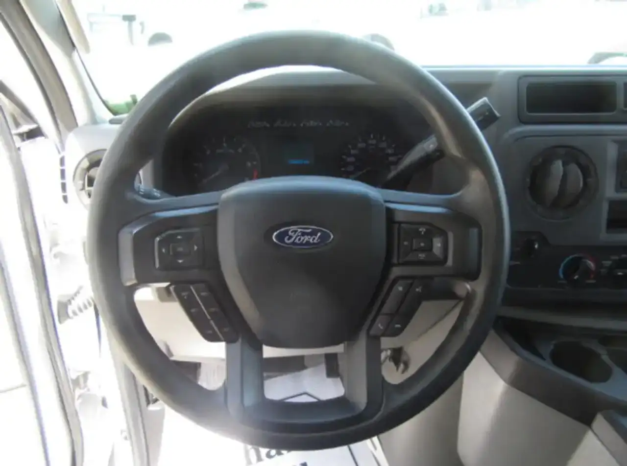 Ford E-450 снимка Ford E-450