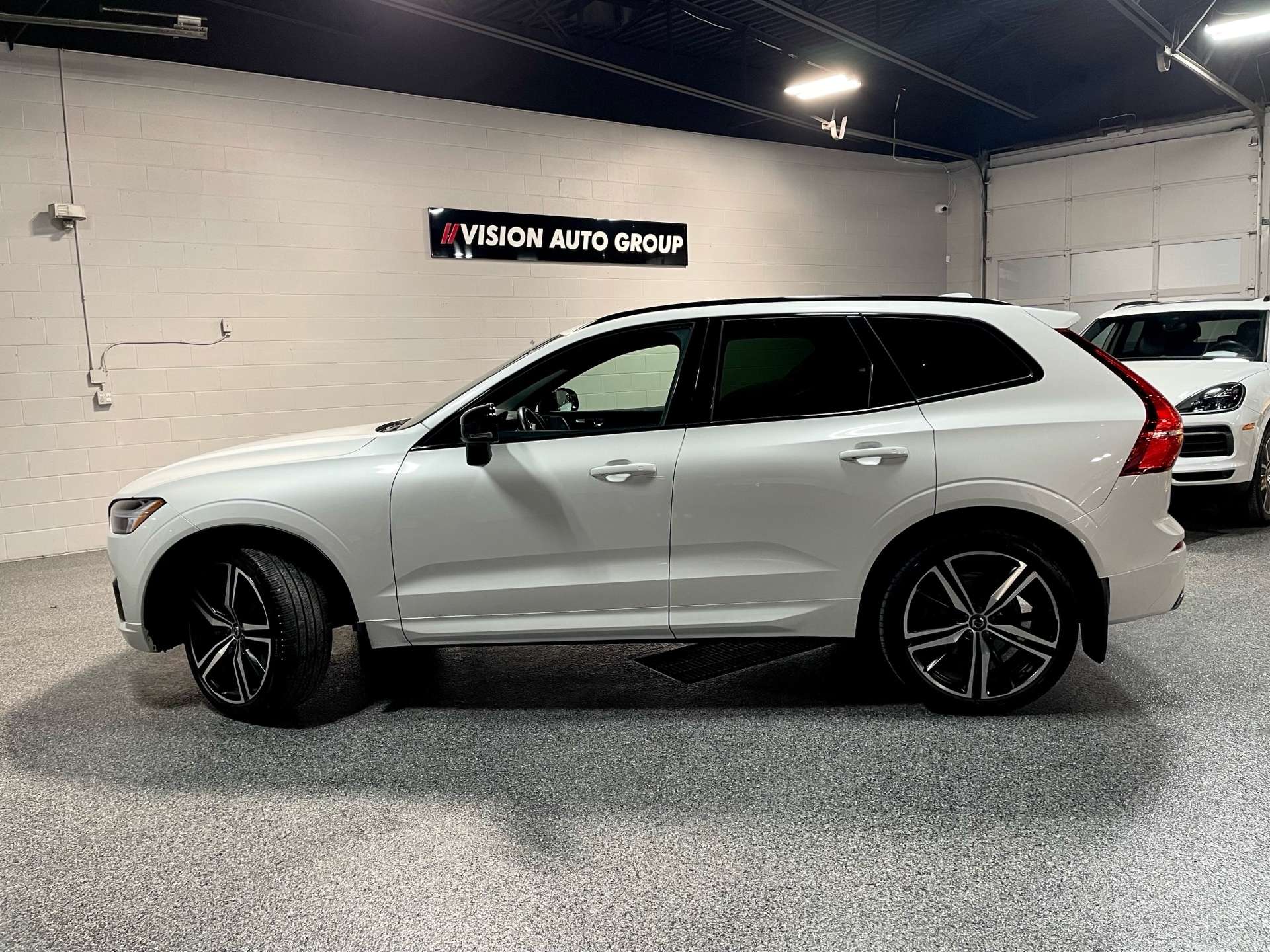 2021 Volvo XC60 T6 AWD R-Design|PANO|BCK UP|NAVI|BLD SPT|CLEAN CAR alt 2