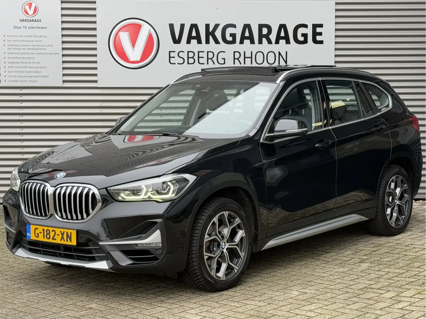 BMW X1 sDrive20i VDL Nedcar Edition AUTOMAAT,NAVI//CAM,PA Zwart - 1