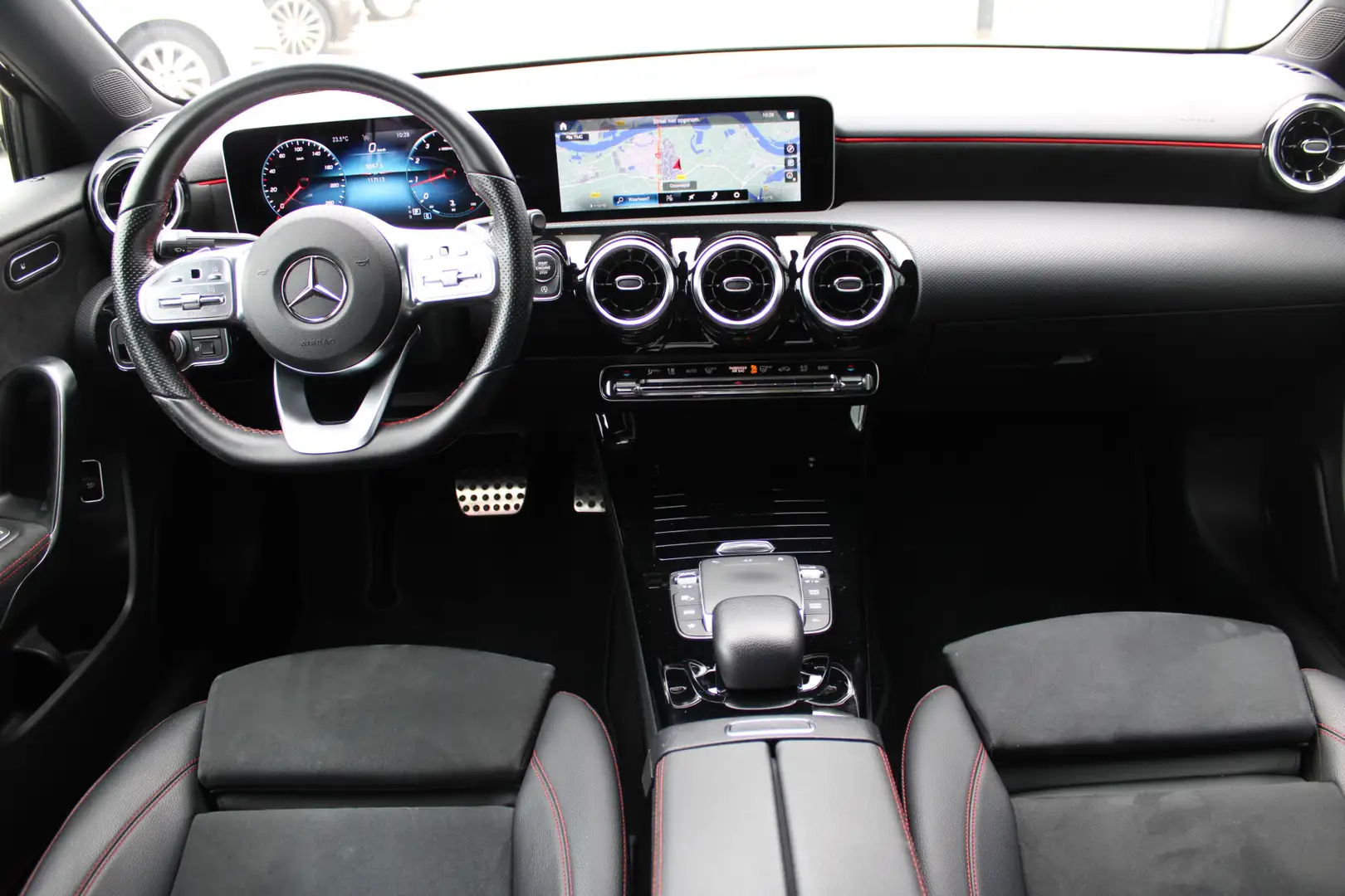 Mercedes-Benz A 200 AUT7 Business Solution AMG WIDESCREEN CARPLAY CAME Zwart - 2