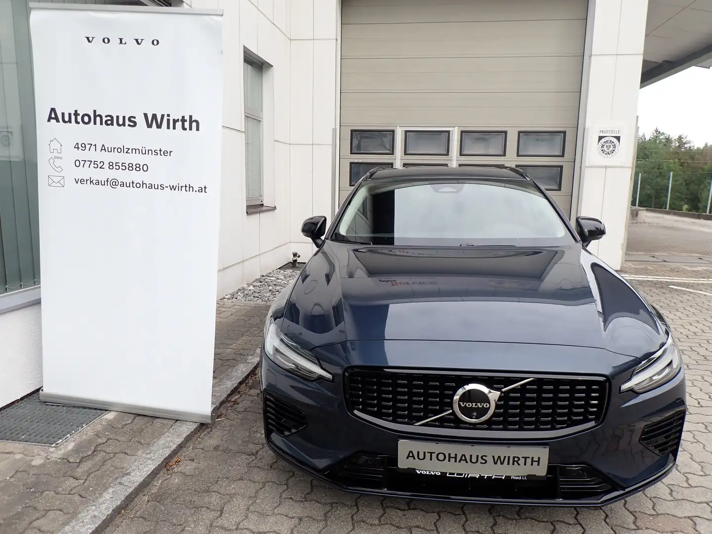 Volvo V60 T6 eAWD PHEV Plus Dark / Lichtpaket / Winterpaket Blau - 2