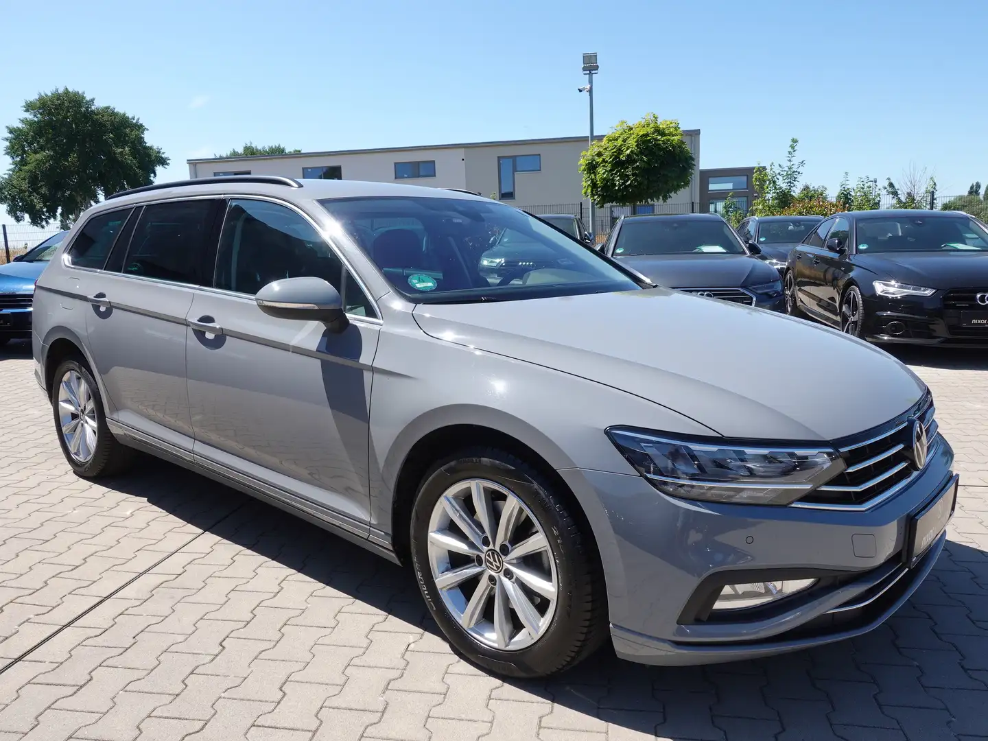 Volkswagen Passat Variant 2,0 TDI Variant Business DSG/AHK/DigiTaco Grau - 2