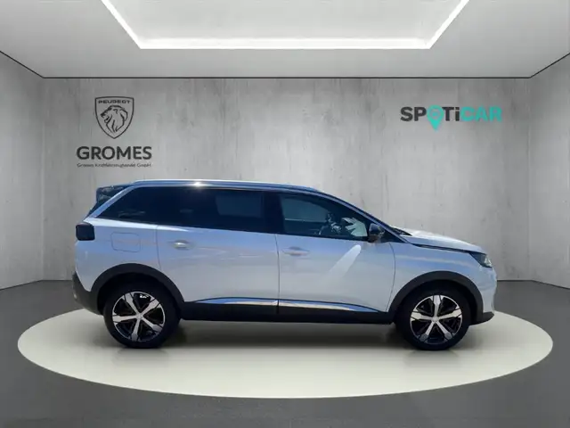 Peugeot 5008 view 2