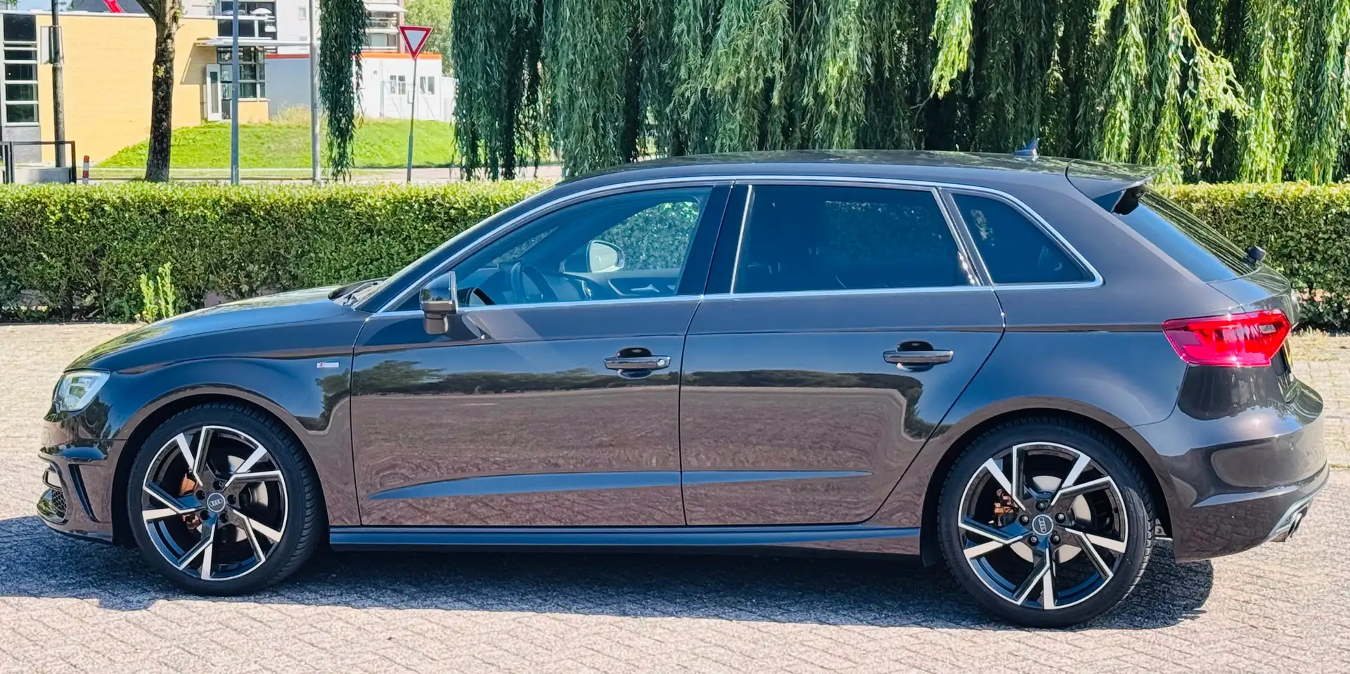 Audi A3 A3 Sportback 1.4 TFSI Ambit. PL S 3xS-Line Bruin - 2