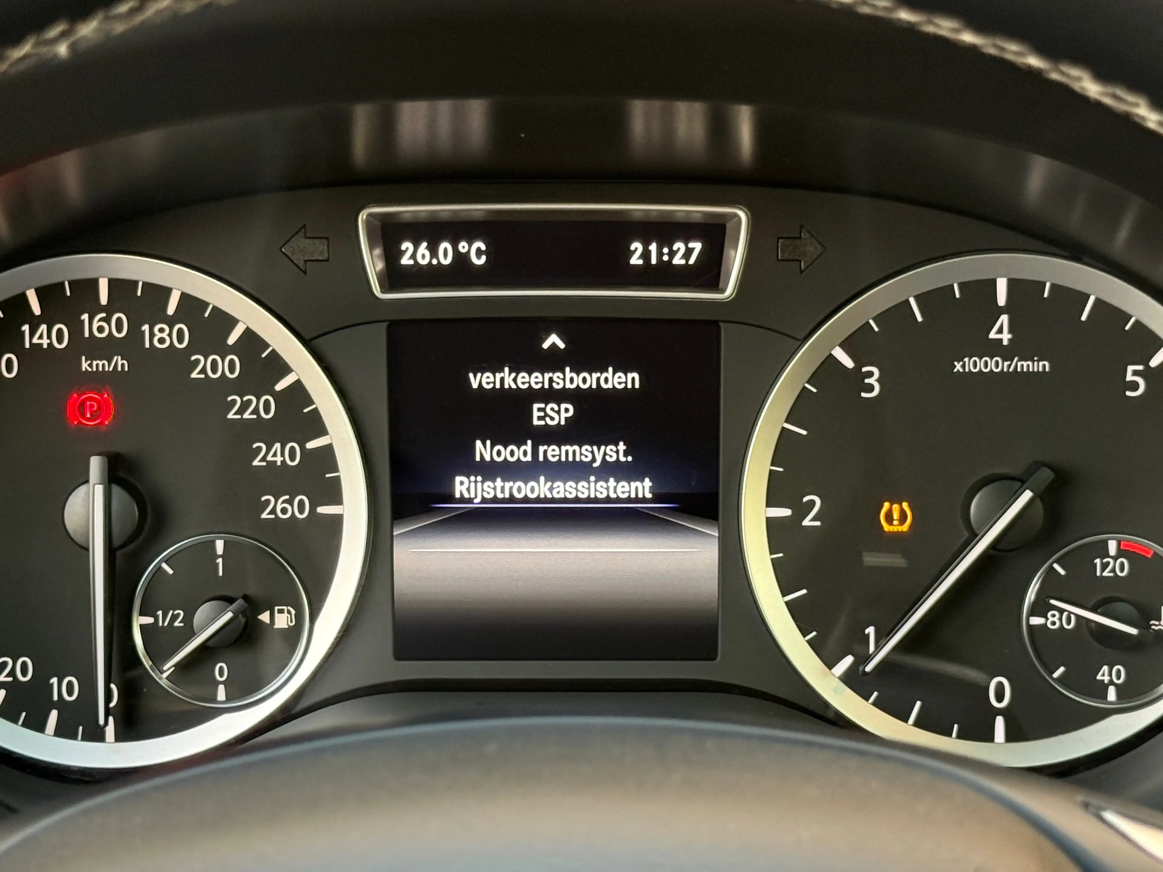 Infiniti Q30 Q30 1.5d Sport City Black — photo 38