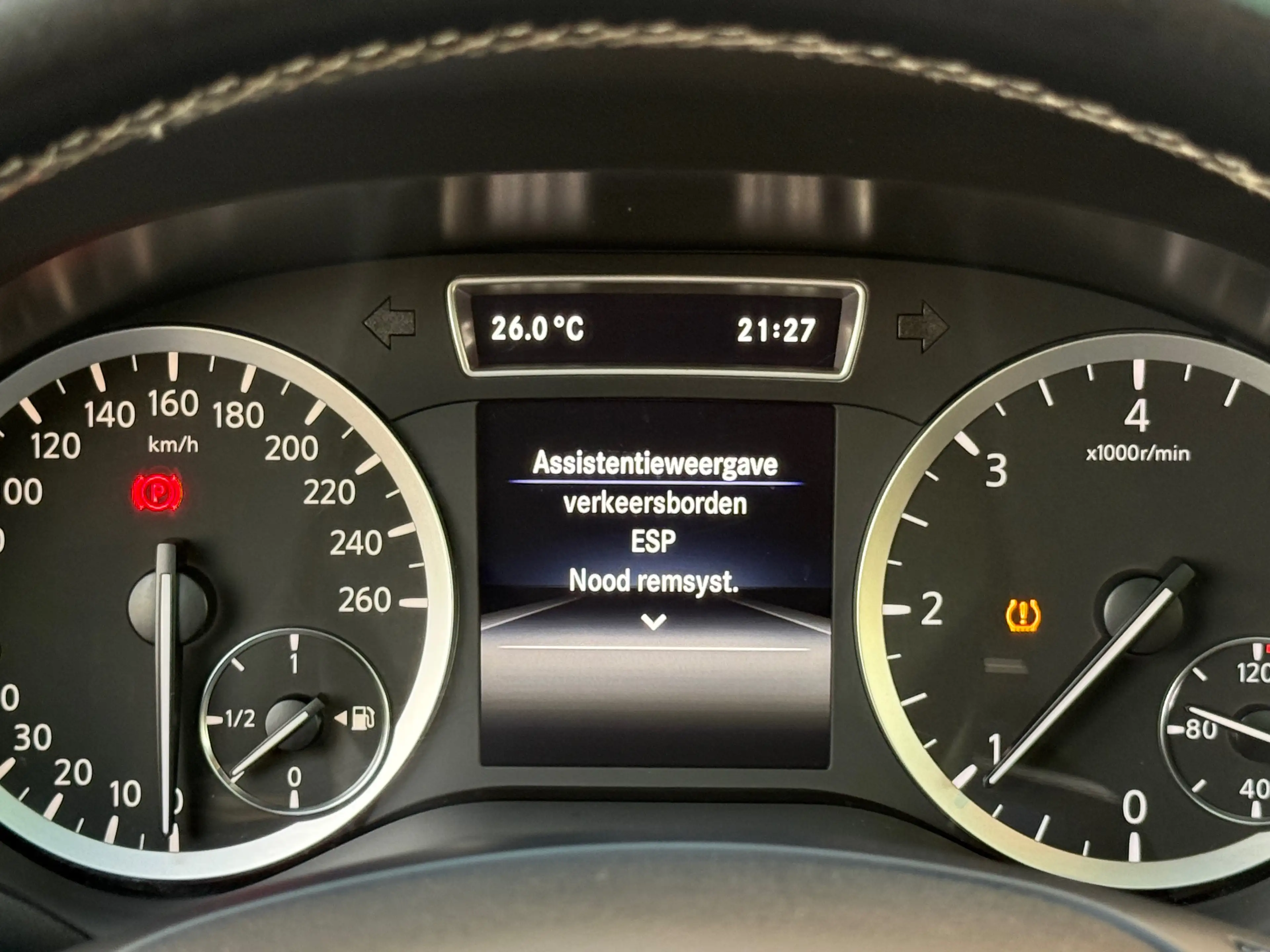 Infiniti Q30 Q30 1.5d Sport City Black — photo 37