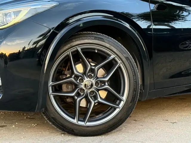 Infiniti Q30 view 6