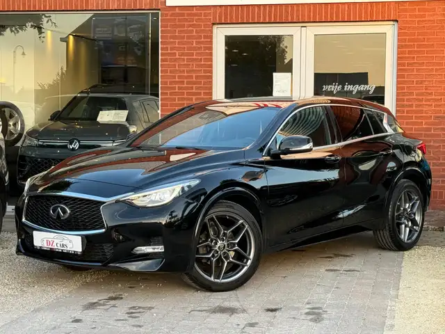 Infiniti Q30 view 3