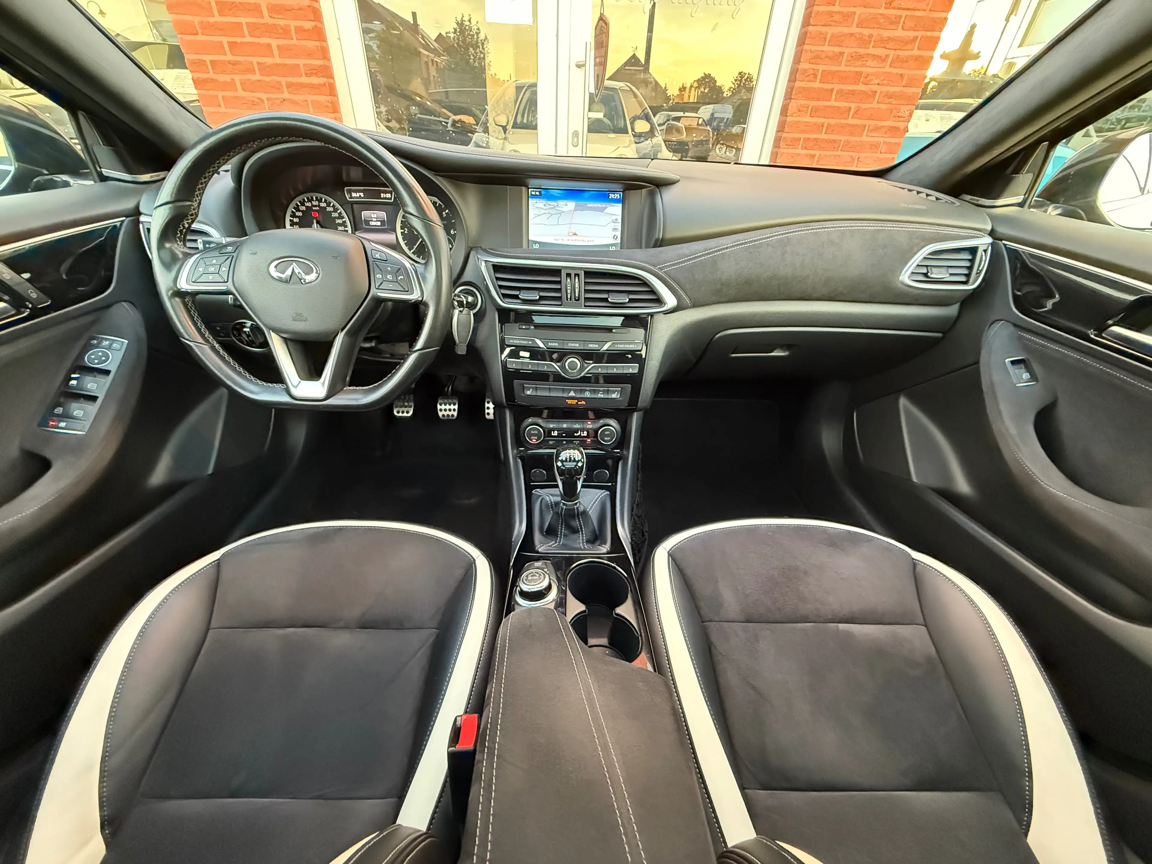Infiniti Q30 Q30 1.5d Sport City Black — photo 18