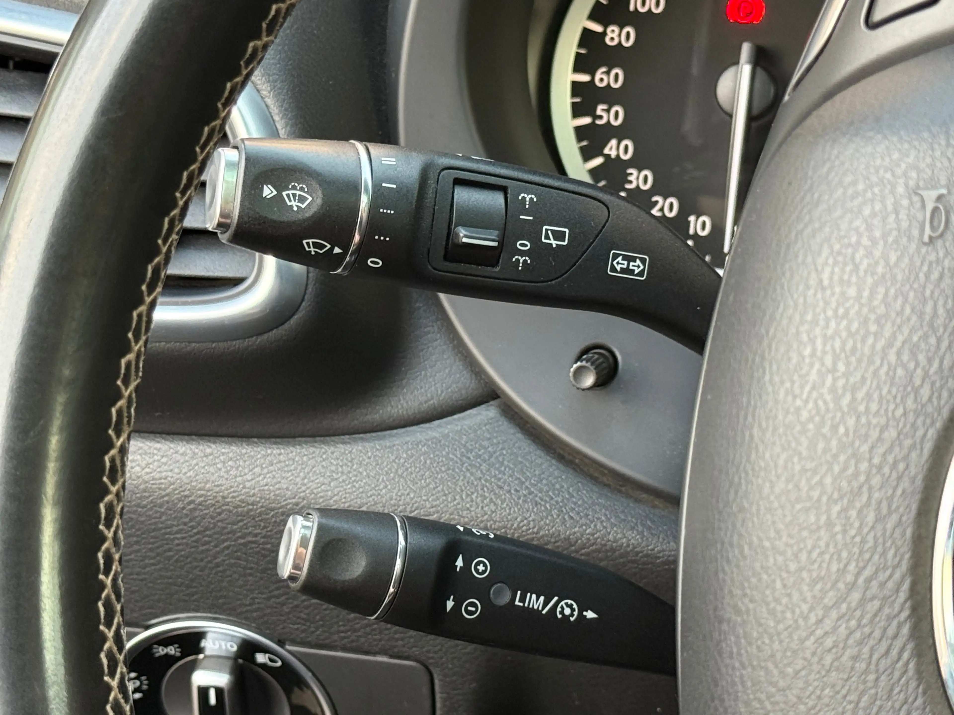 Infiniti Q30 Q30 1.5d Sport City Black — photo 35