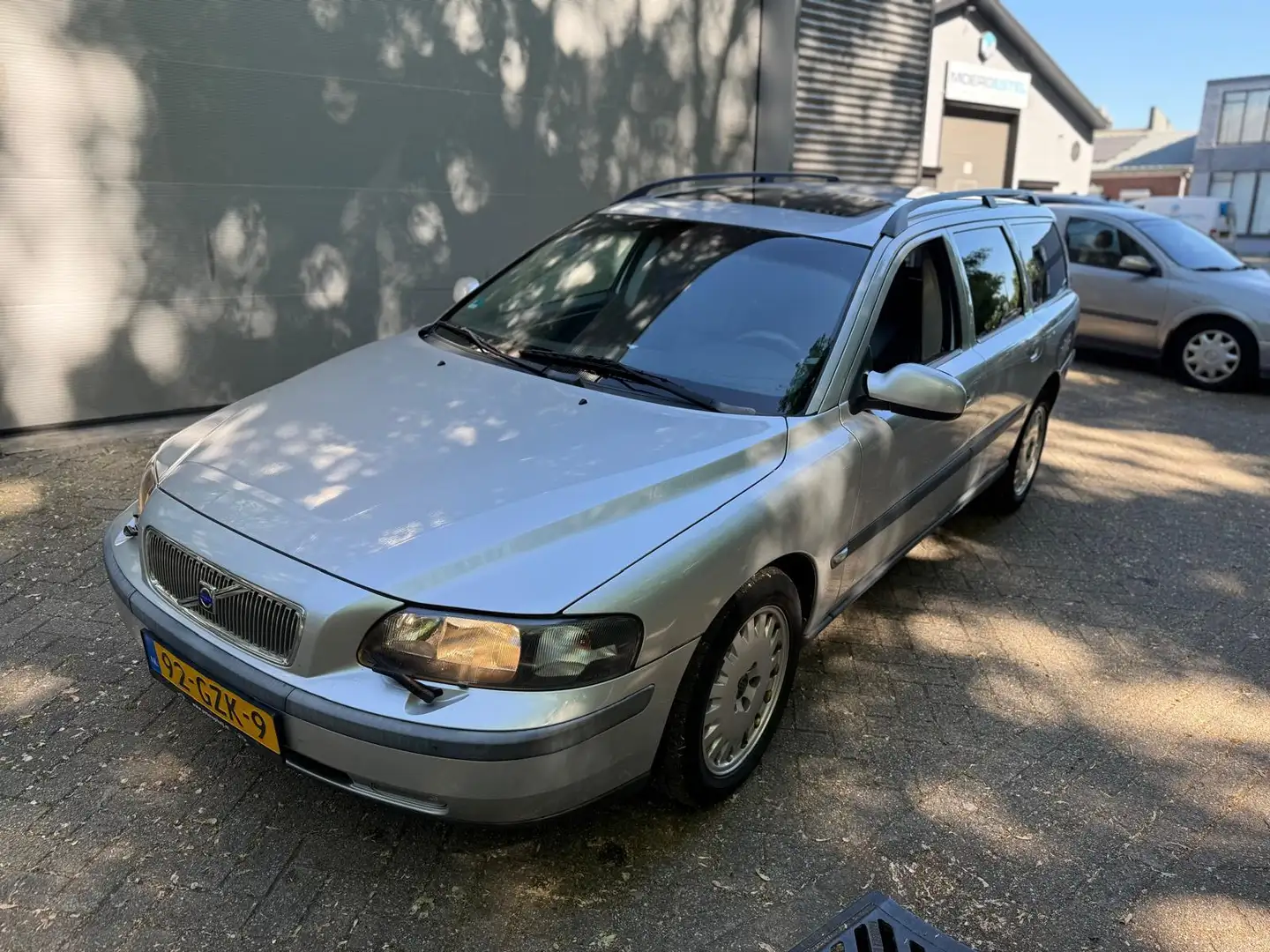Volvo V70 2.4 T Comfort Line / NIEUWE APK / AUTOMAAT / RIJDT Grijs - 2