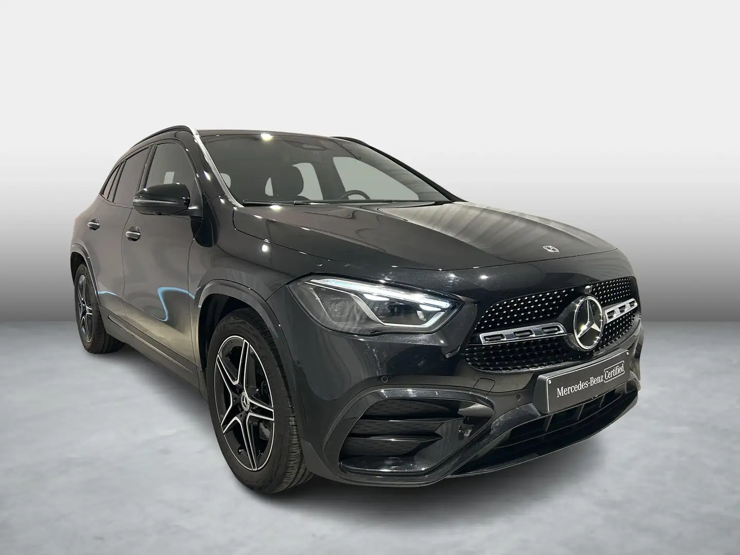 Mercedes-Benz GLA 180 AMG Line + NIGHTPACK + SURROUND VIEW + KEY LESS + Zwart - 2