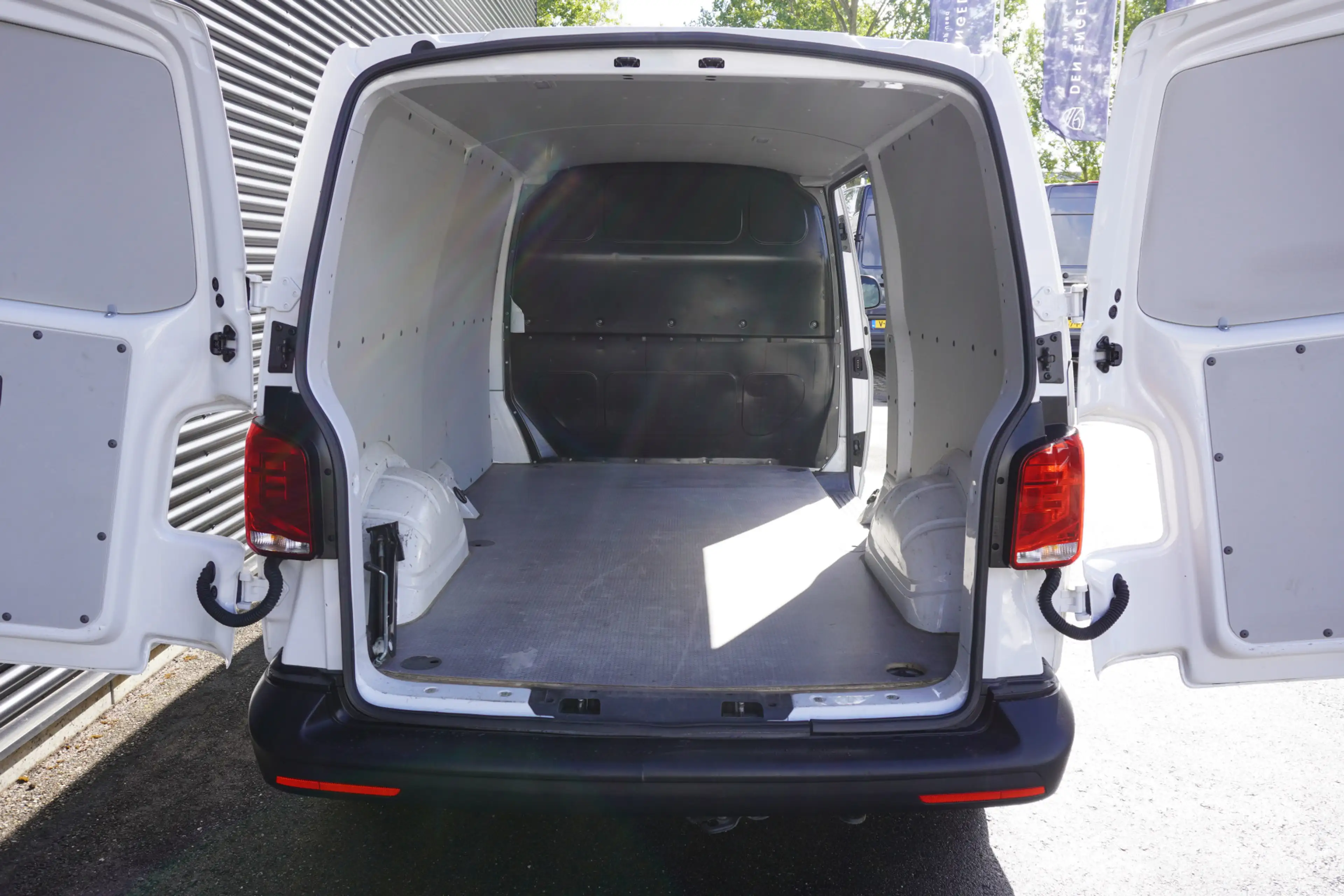 Volkswagen T6.1 Transporter L2H1 110pk L2H1 Camera Apple Carplay Airco Cruise — photo 2