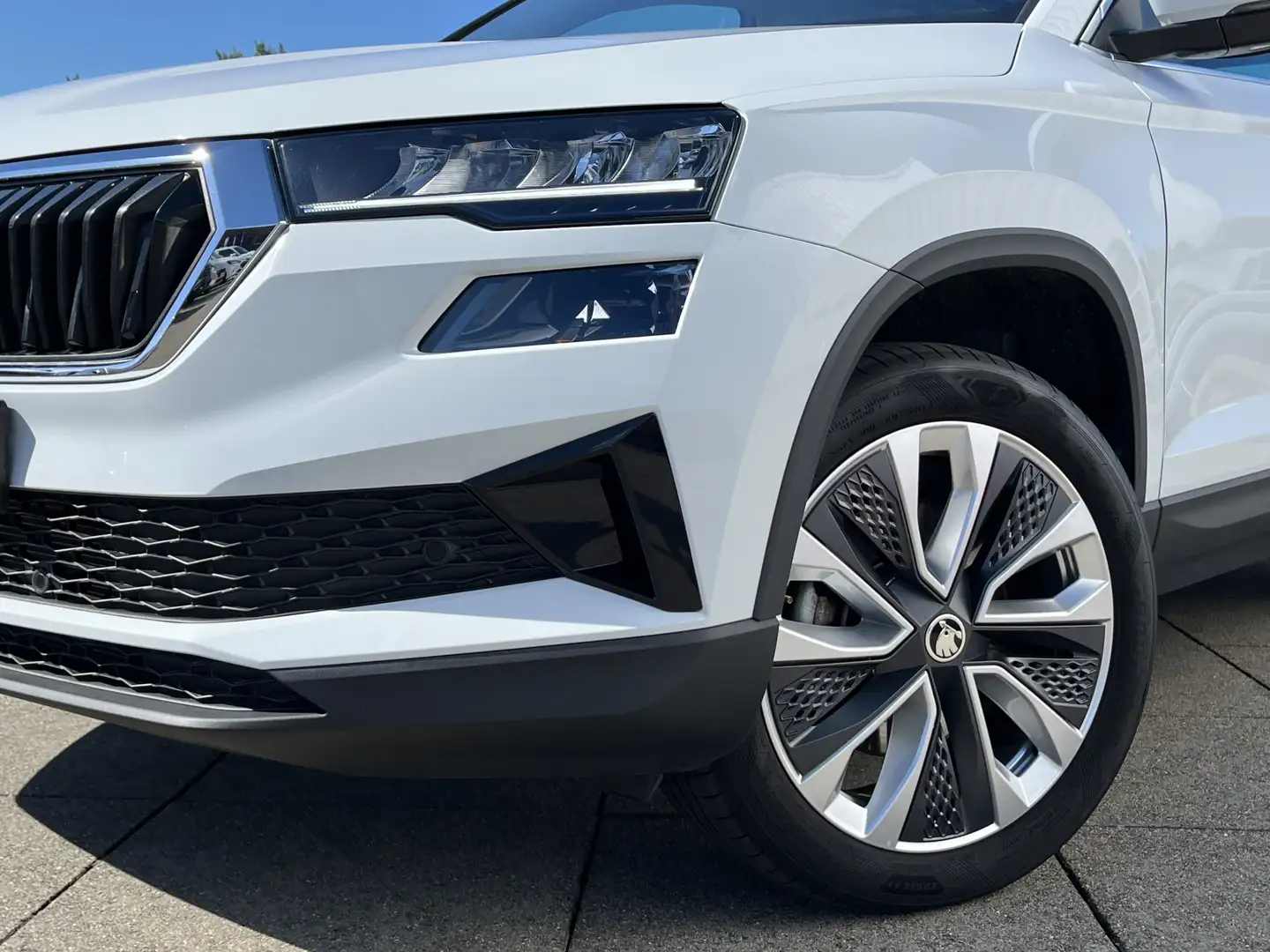 Skoda Karoq 1.5 TSI ACT Sportline Business Automaat | Panorama Wit - 2