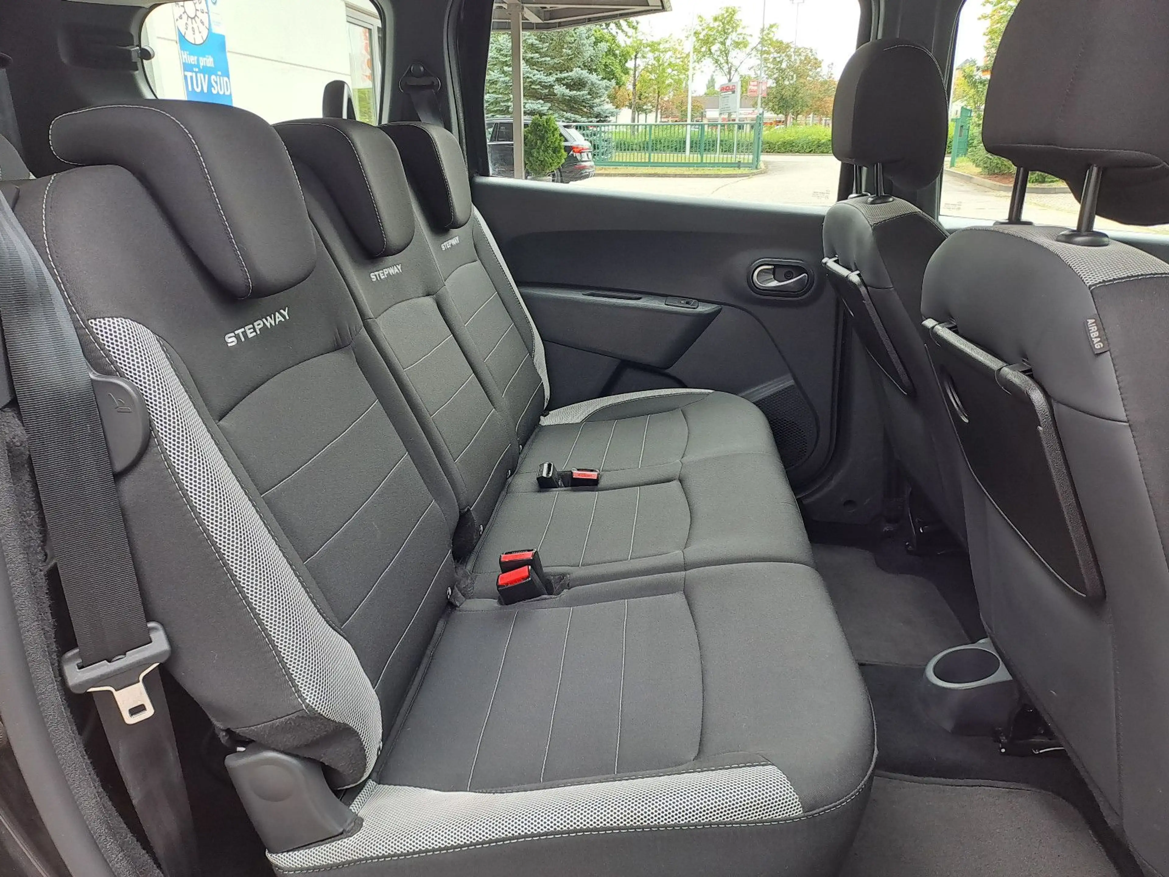 Dacia Lodgy TCe 115 Stepway (7 Sitze, AHZV, 1. Hand) — photo 13