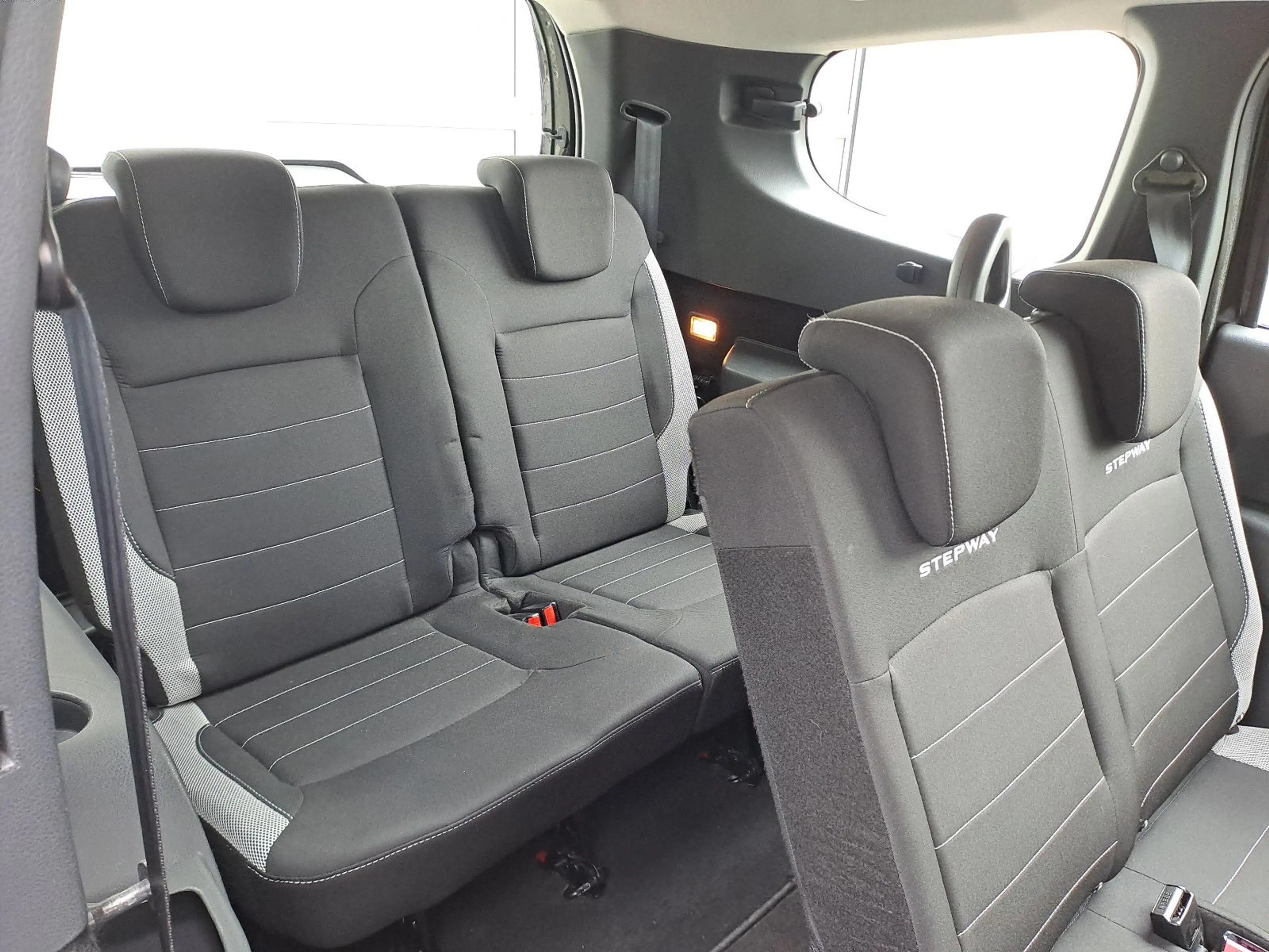 Dacia Lodgy TCe 115 Stepway (7 Sitze, AHZV, 1. Hand) — photo 14