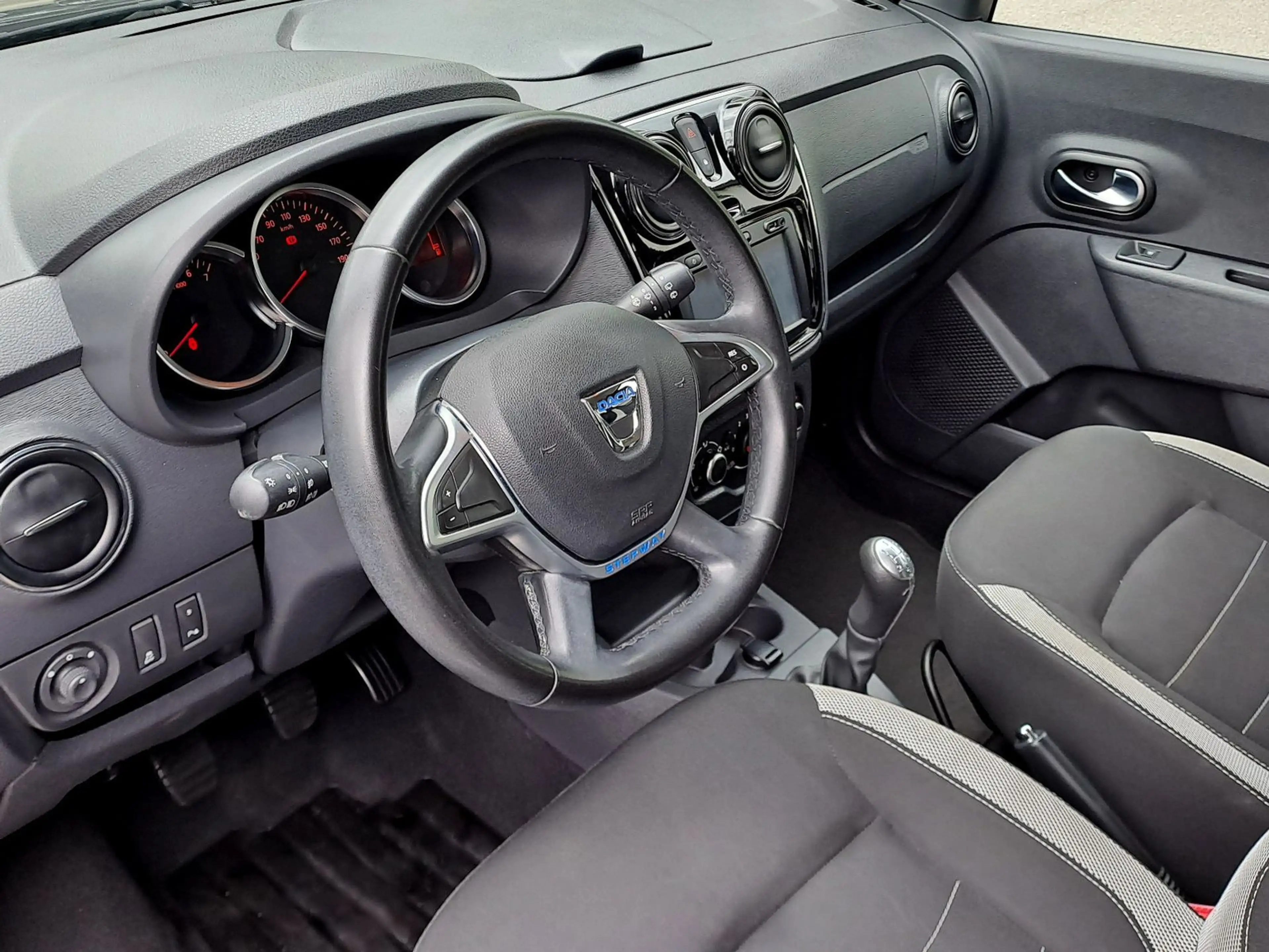 Dacia Lodgy TCe 115 Stepway (7 Sitze, AHZV, 1. Hand) — photo 8