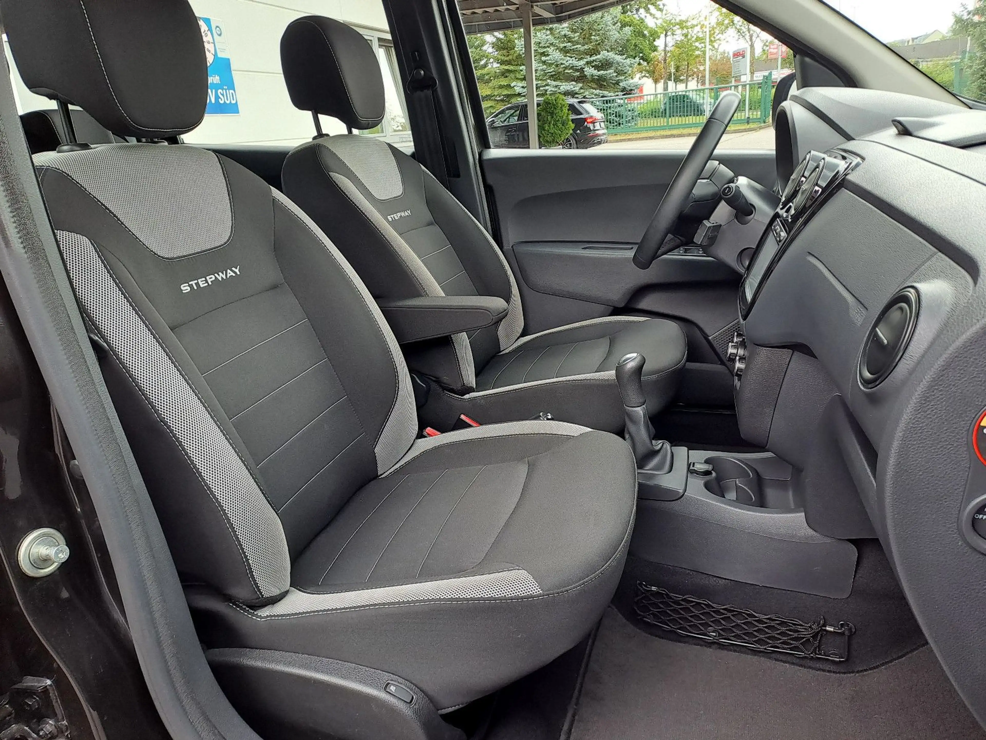 Dacia Lodgy TCe 115 Stepway (7 Sitze, AHZV, 1. Hand) — photo 9