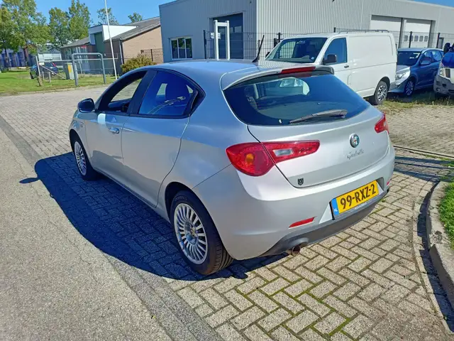Alfa Romeo Giulietta view 3