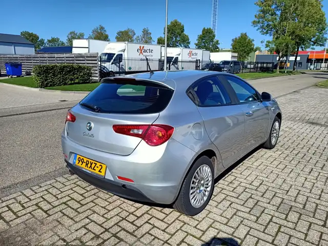 Alfa Romeo Giulietta view 4