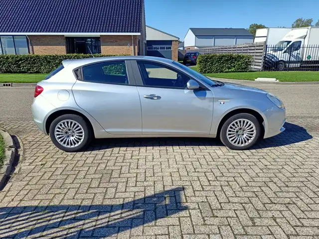 Alfa Romeo Giulietta view 9