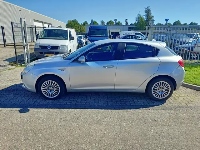 Alfa Romeo Giulietta view 8