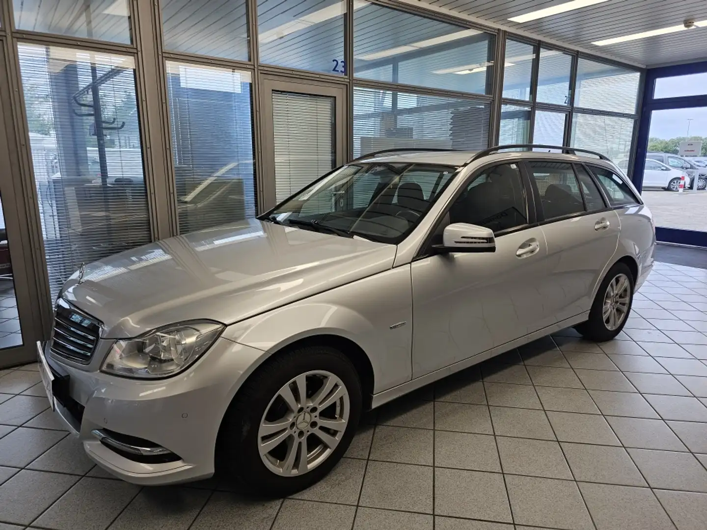 Mercedes-Benz C 180 Classic AHK,PDC,Navi,Sitzheiztung, Stříbrná - 2