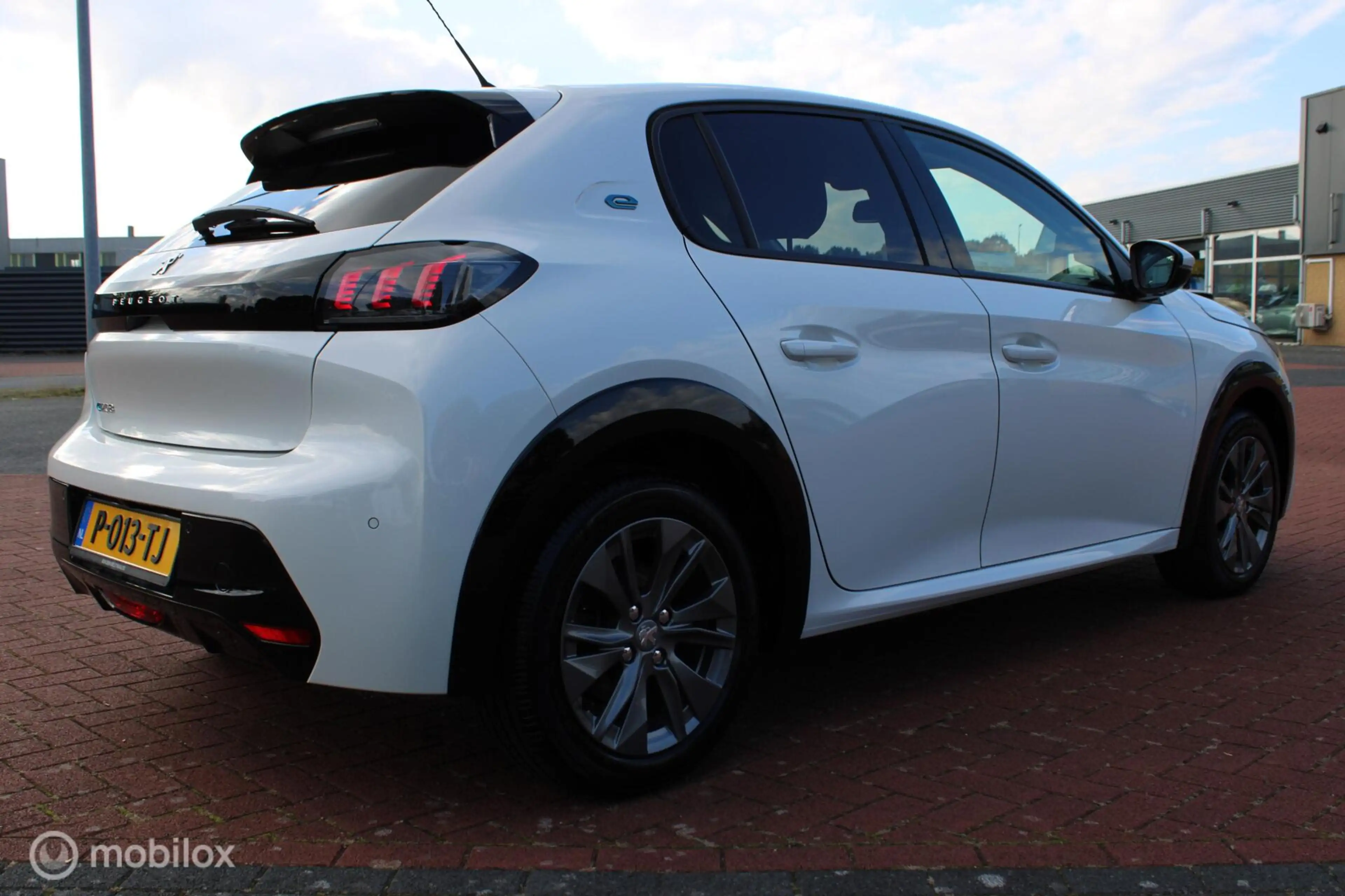 Peugeot e-208 EV Active Pack 50 kWh, Wit parelmoer, Donker glas, — photo 31