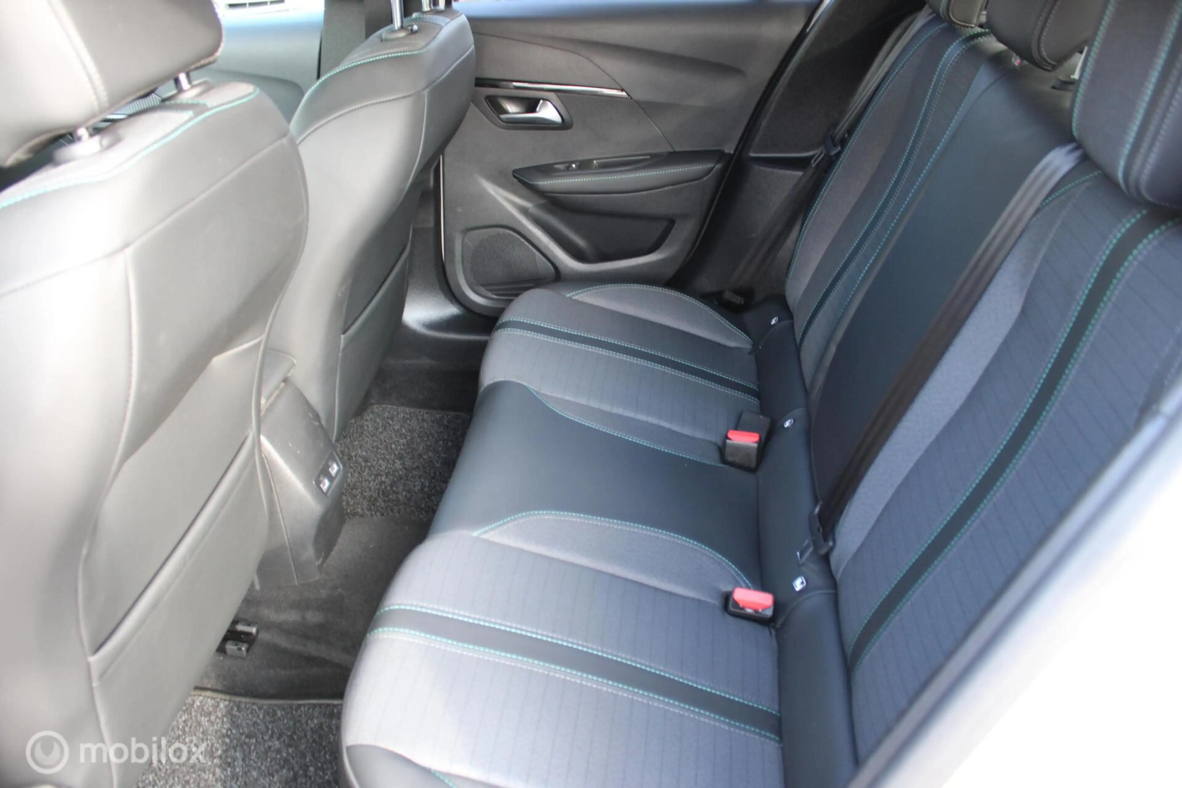 Peugeot e-208 EV Active Pack 50 kWh, Wit parelmoer, Donker glas, — photo 14