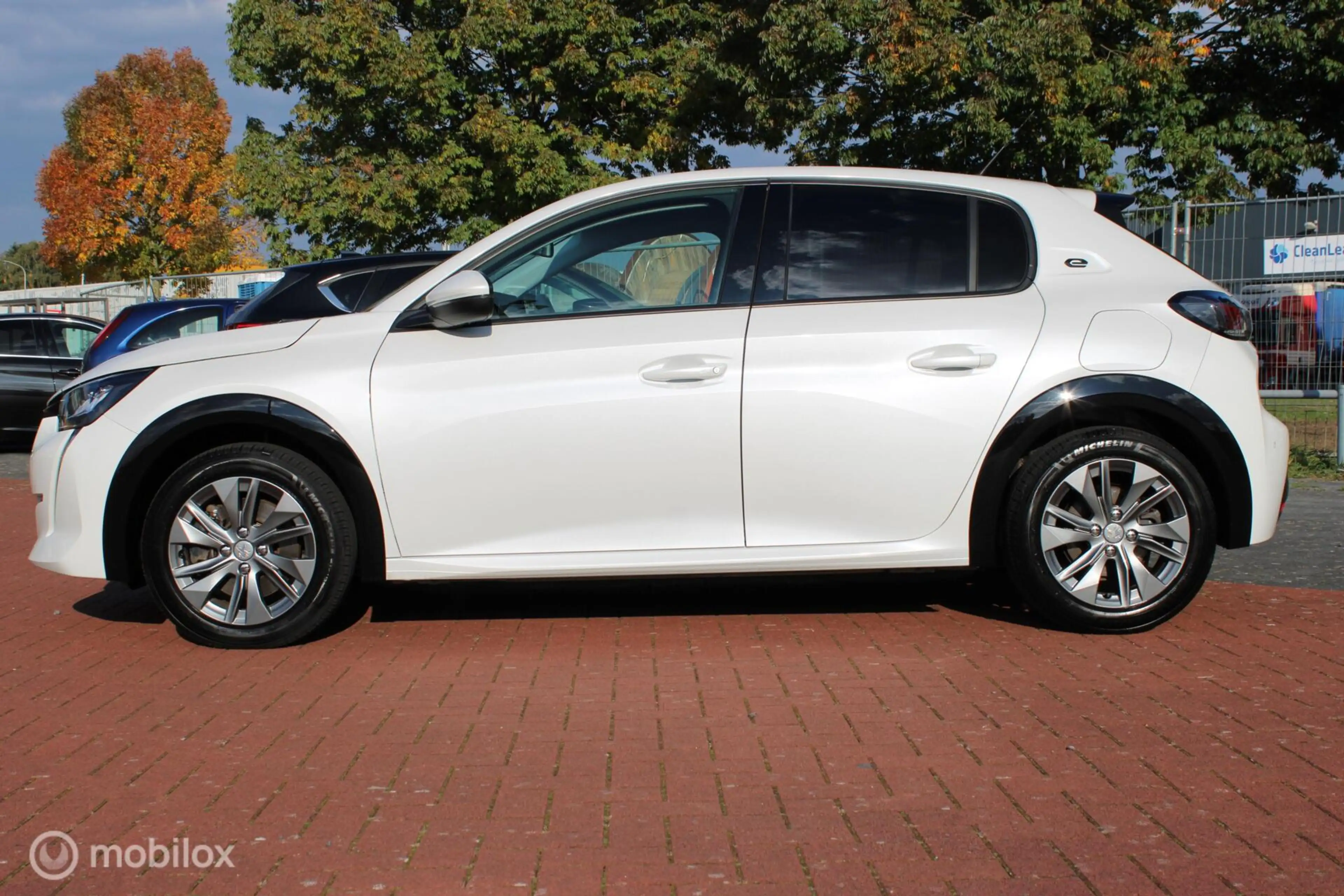 Peugeot e-208 EV Active Pack 50 kWh, Wit parelmoer, Donker glas, — photo 3