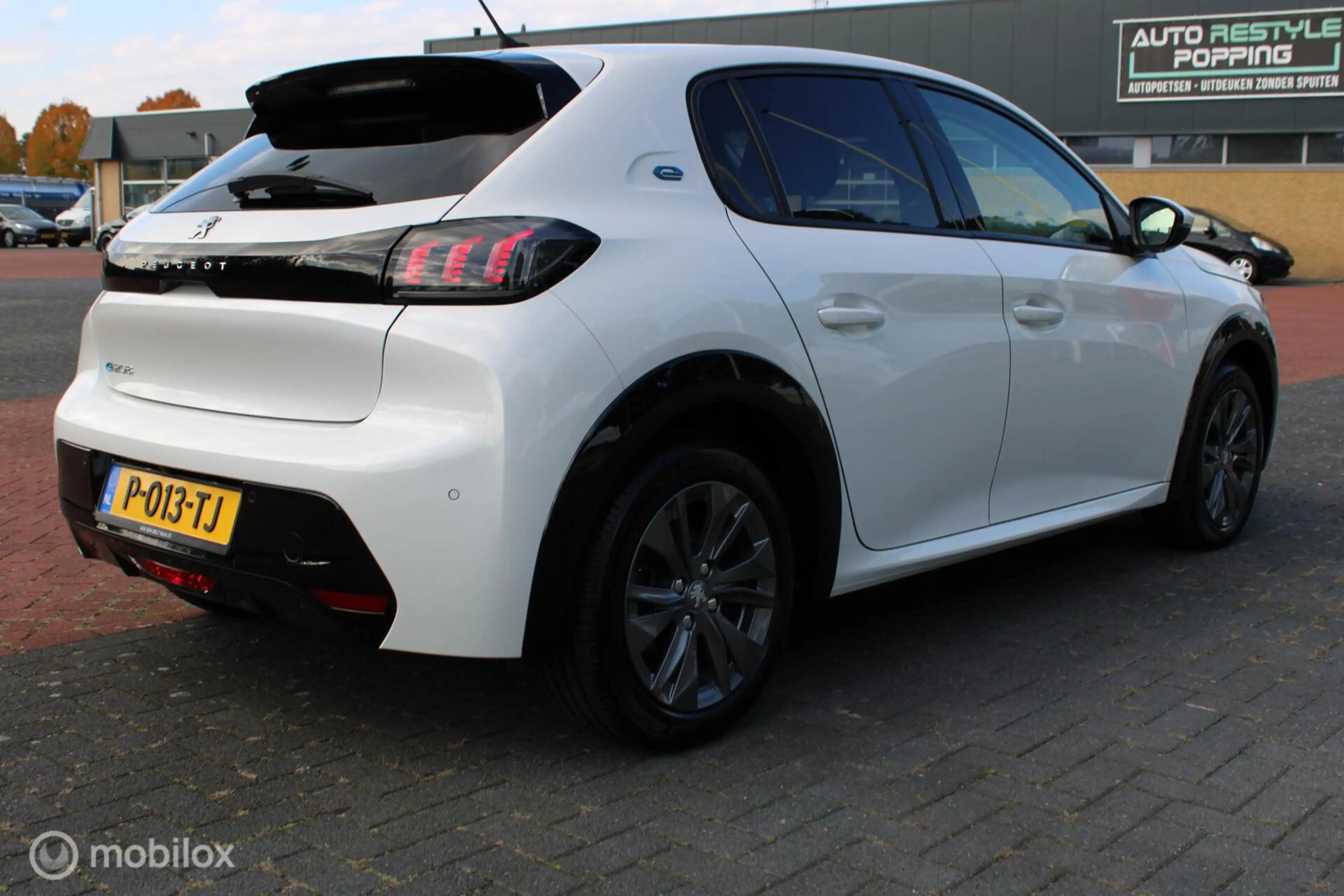 Peugeot e-208 EV Active Pack 50 kWh, Wit parelmoer, Donker glas, — photo 9