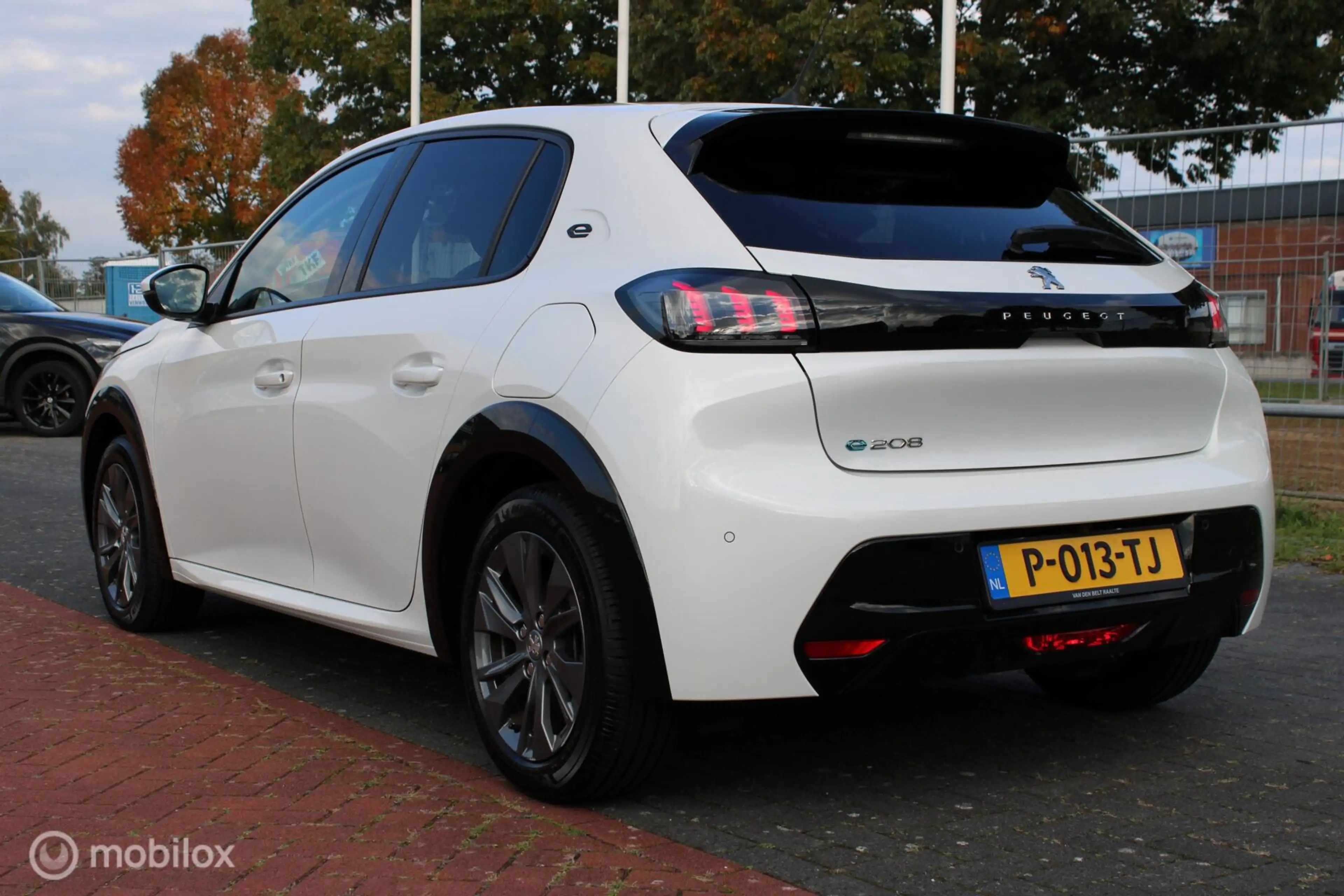 Peugeot e-208 EV Active Pack 50 kWh, Wit parelmoer, Donker glas, — photo 7