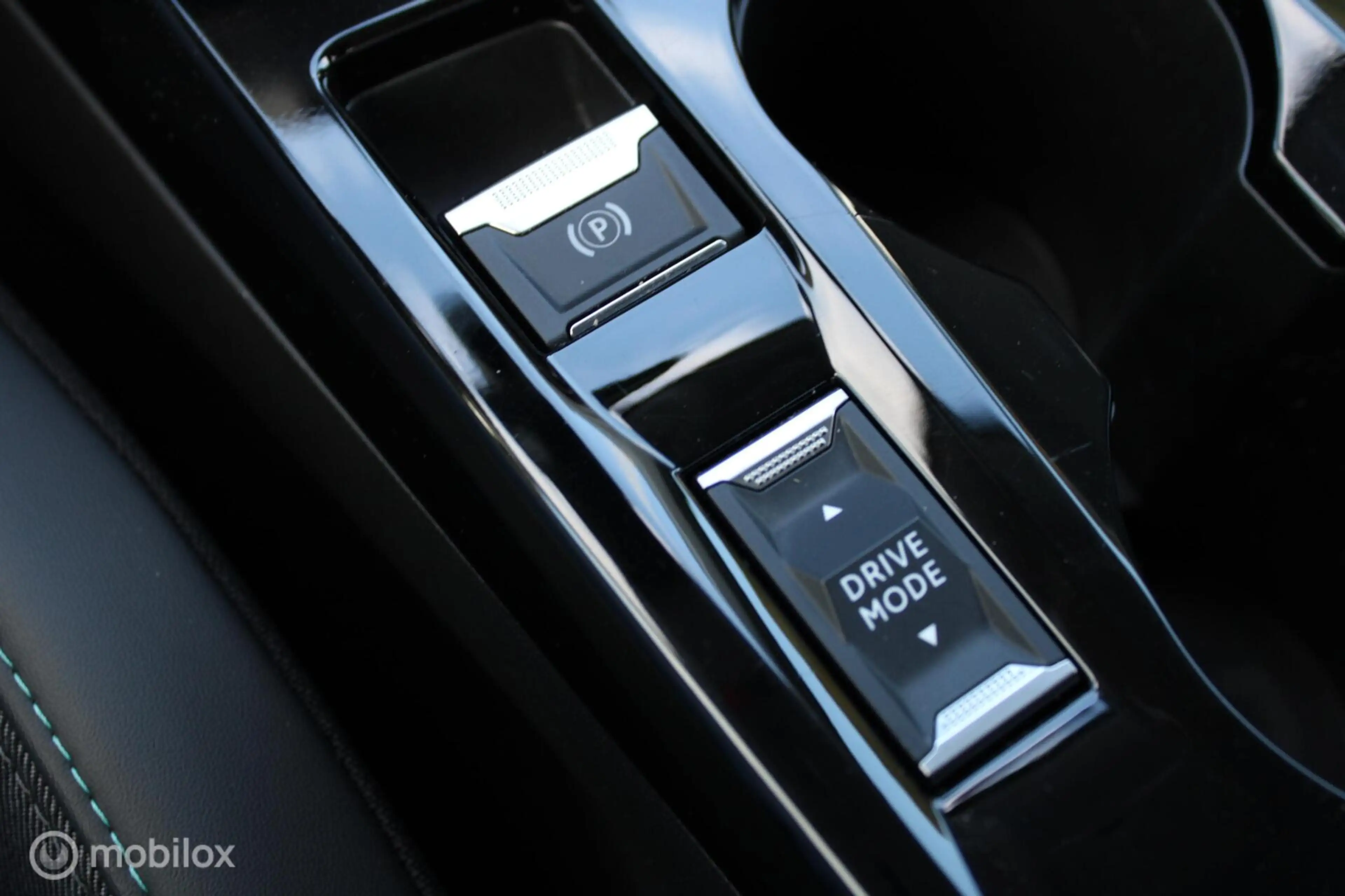 Peugeot e-208 EV Active Pack 50 kWh, Wit parelmoer, Donker glas, — photo 26