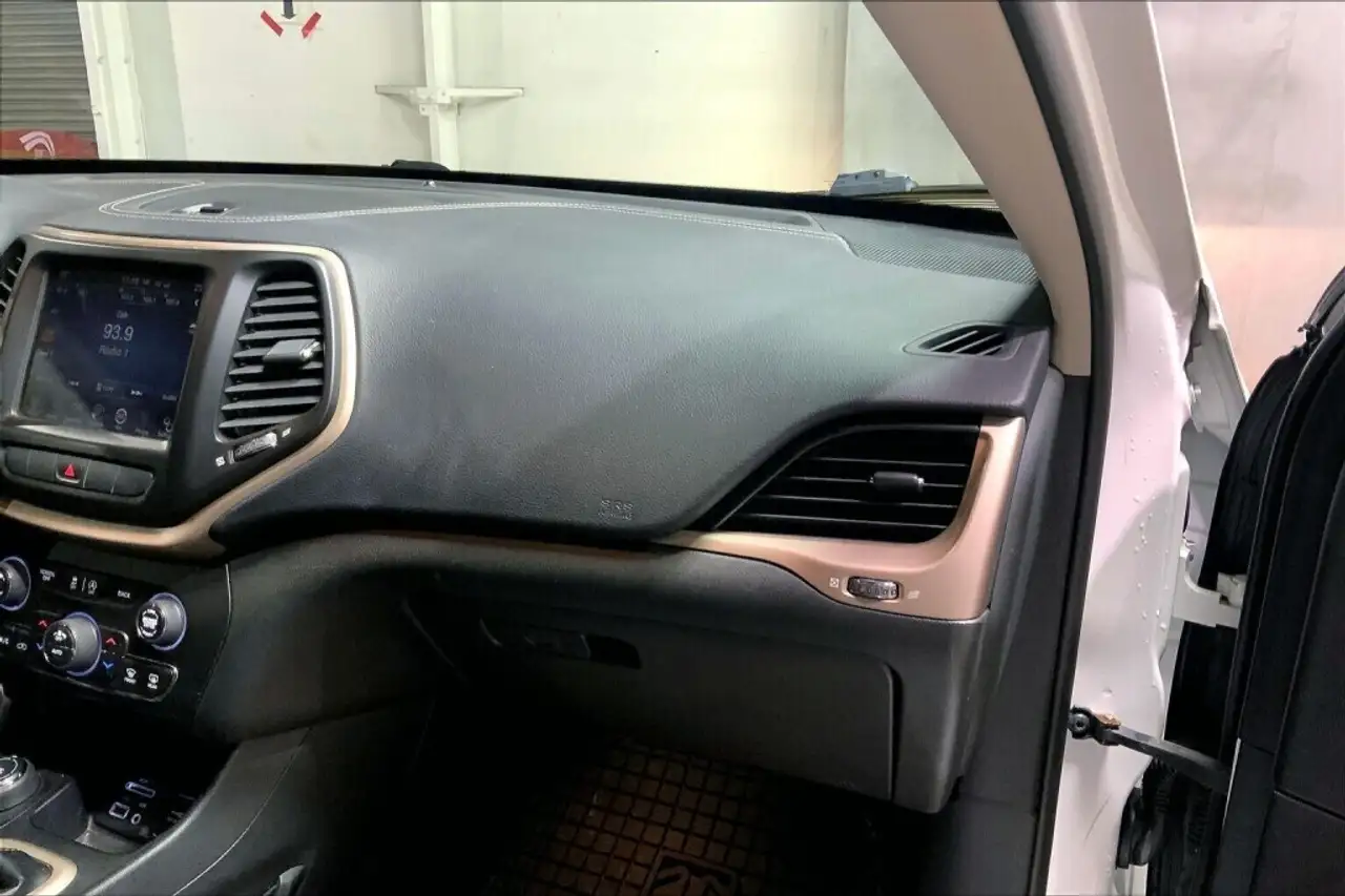 Jeep Cherokee снимка Jeep Cherokee