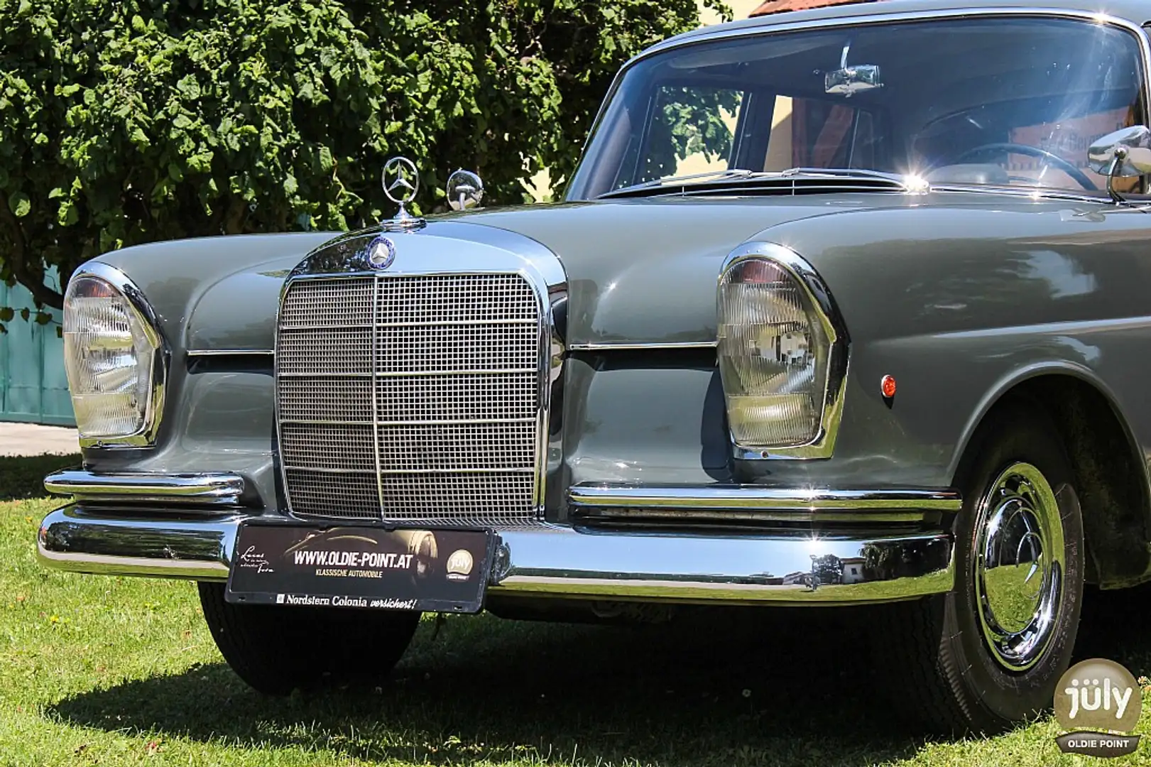 Mercedes-Benz 220 b W111 – Zeitlose Eleganz der Heckflossen-Ära Szürke - 2