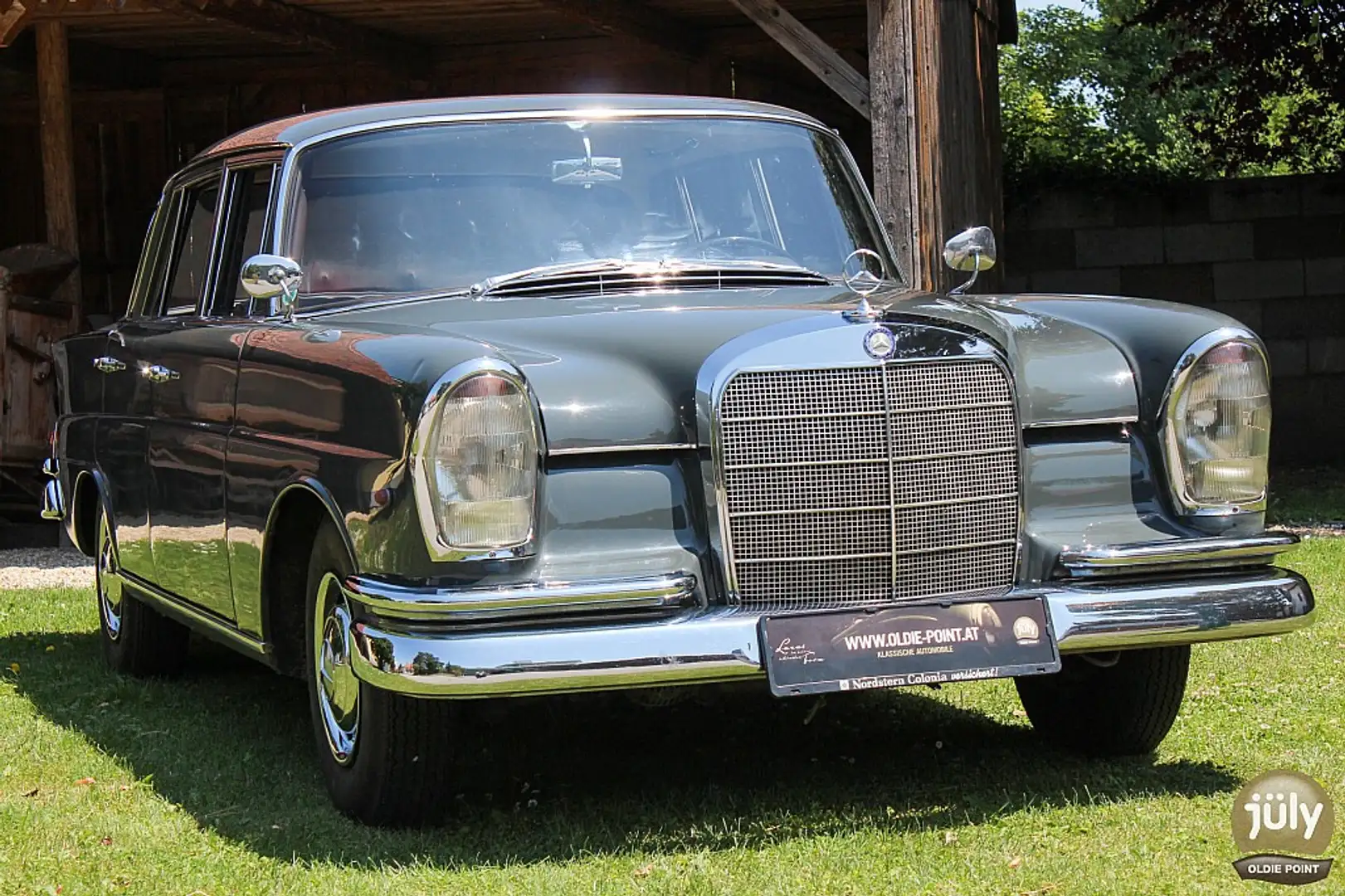 Mercedes-Benz 220 b W111 – Zeitlose Eleganz der Heckflossen-Ära Argento - 1
