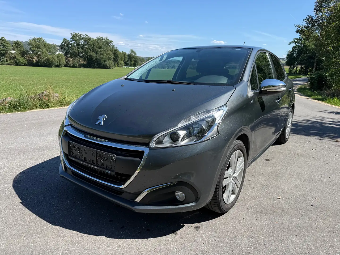 Peugeot 208 208 Style 1,2 PureTech 82 Style Grau - 1