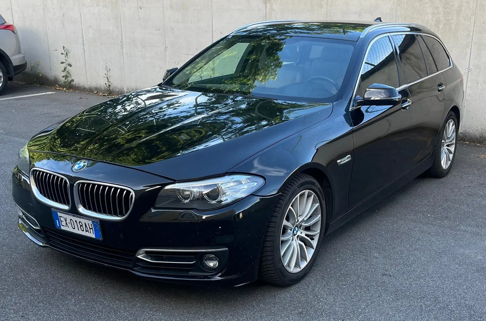 BMW 525 Serie 5 F11 Touring 525d Touring Luxury E6 crna - 1