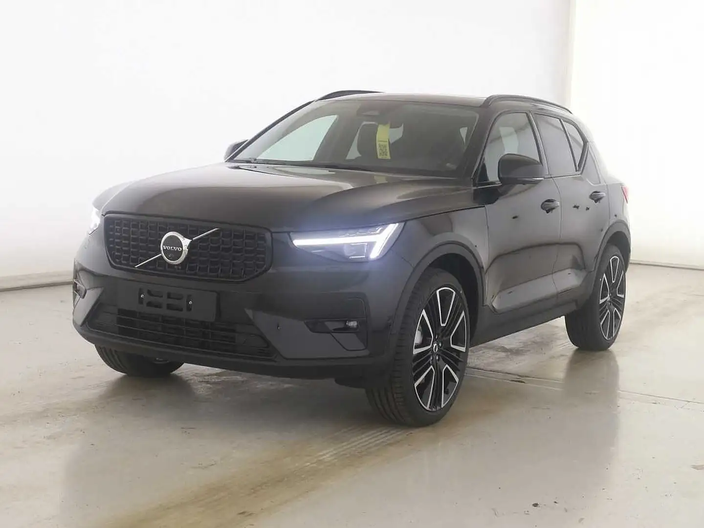 Volvo XC40 B4 B DKG Ultra Dark Zwart - 1