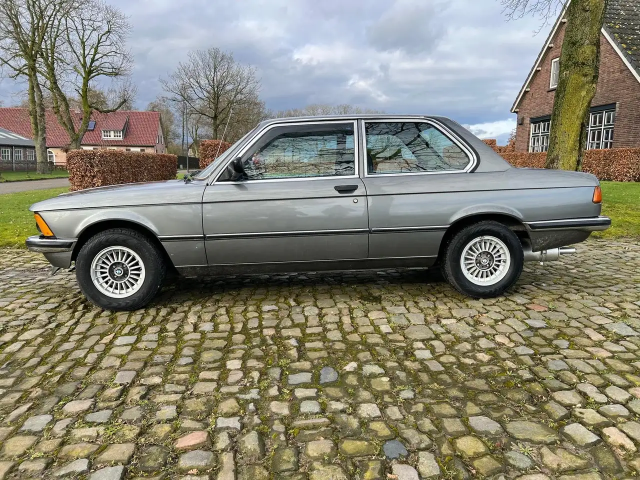 BMW 320 E21, foto 2