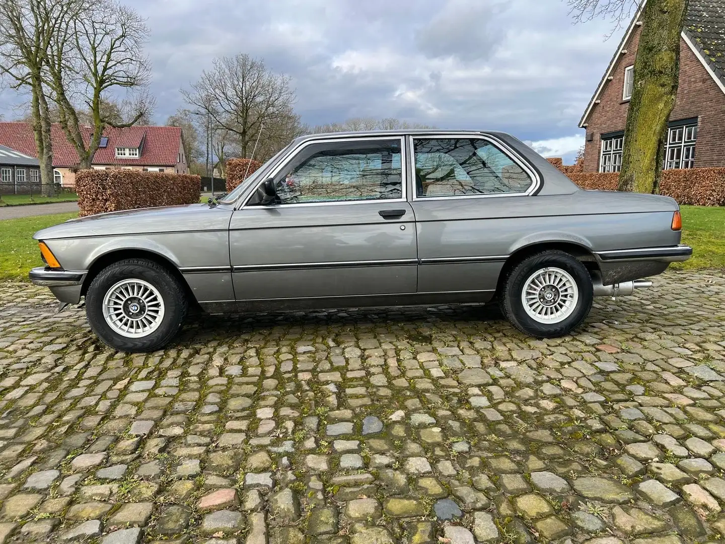 BMW 320 E21 Gris - 2