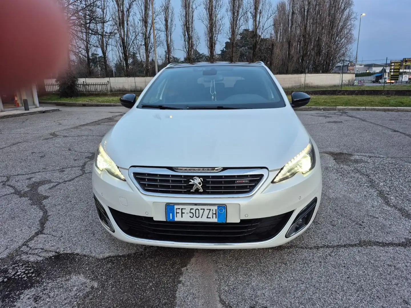 Peugeot 308 BlueHDi 120 S&S EAT6 SW GT Line Weiß - 2