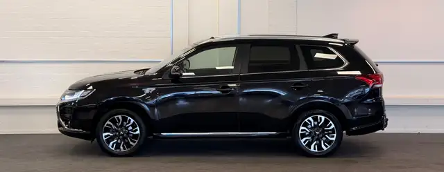 Mitsubishi Outlander view 4