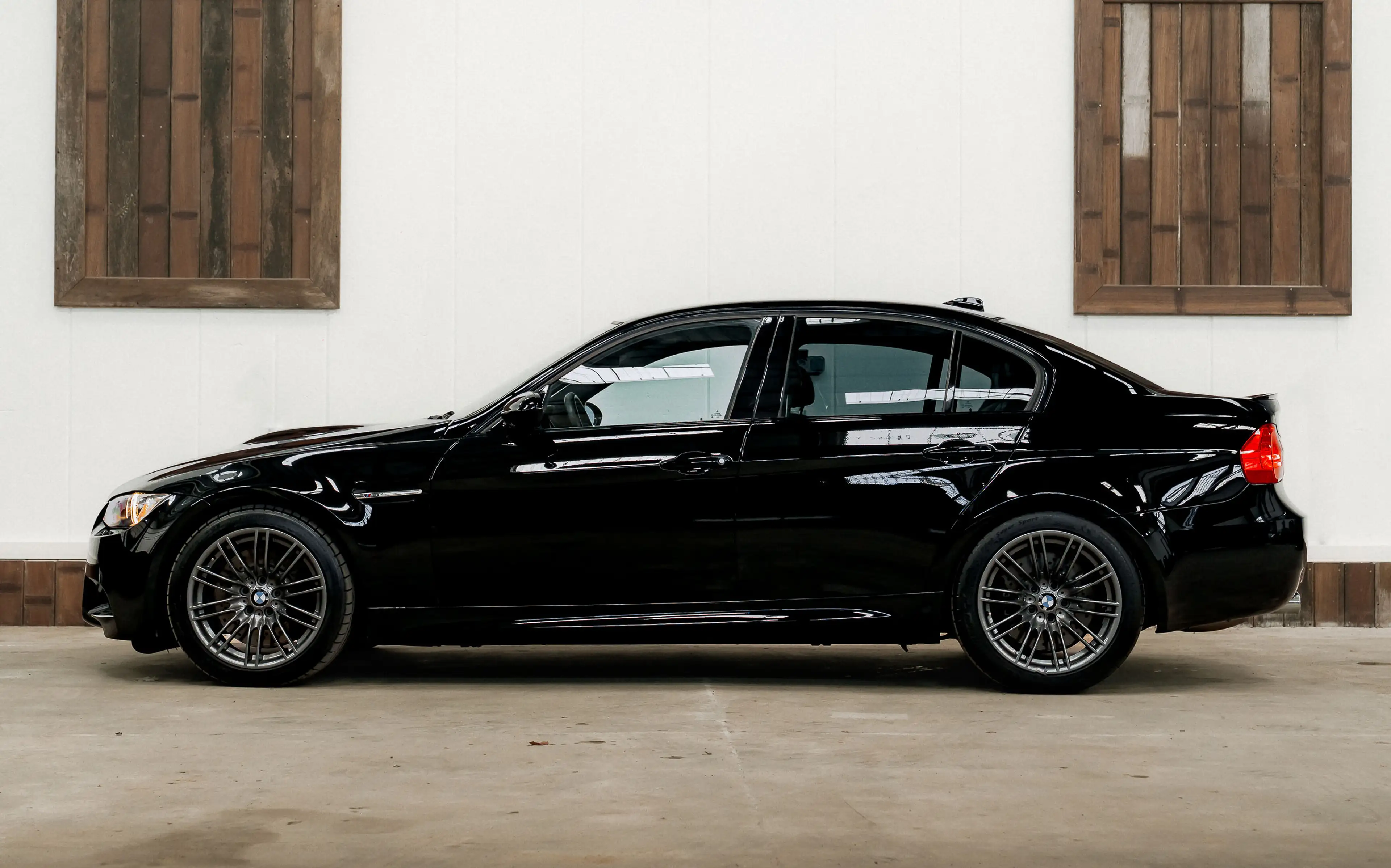 BMW M3 V8 / Manual / 1 of 281 — photo 2