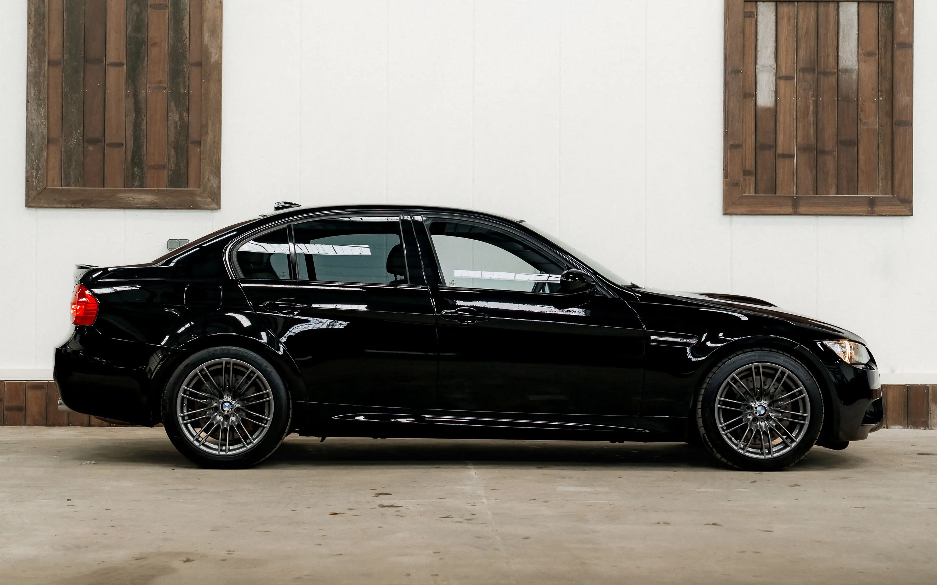 BMW M3 V8 / Manual / 1 of 281 — photo 6