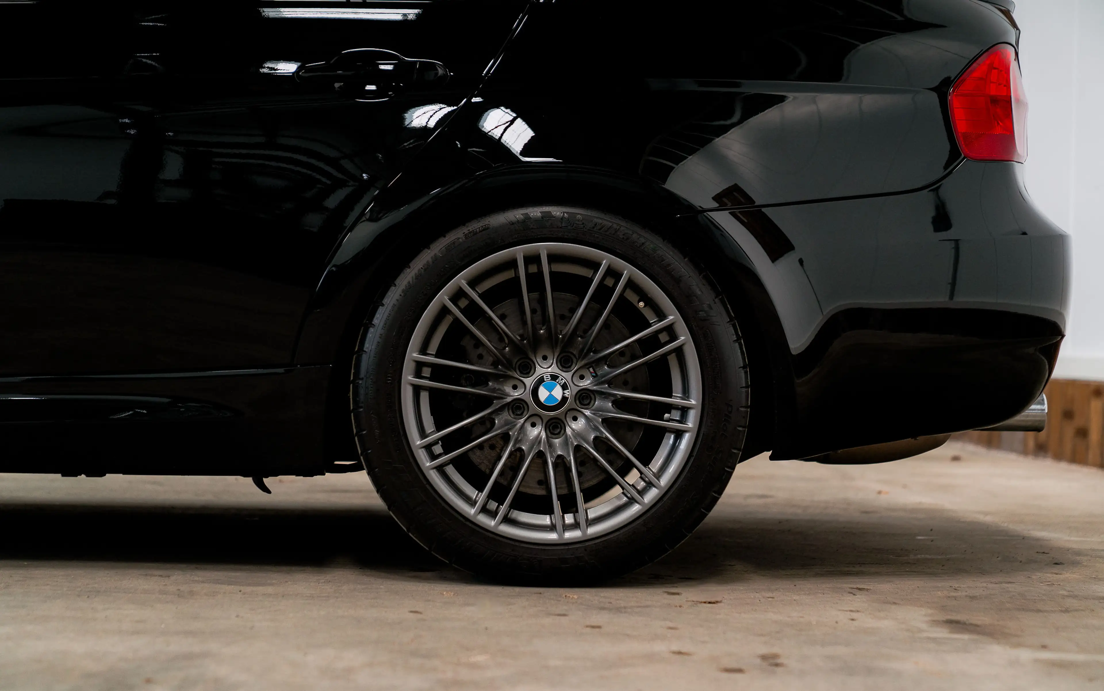 BMW M3 V8 / Manual / 1 of 281 — photo 13