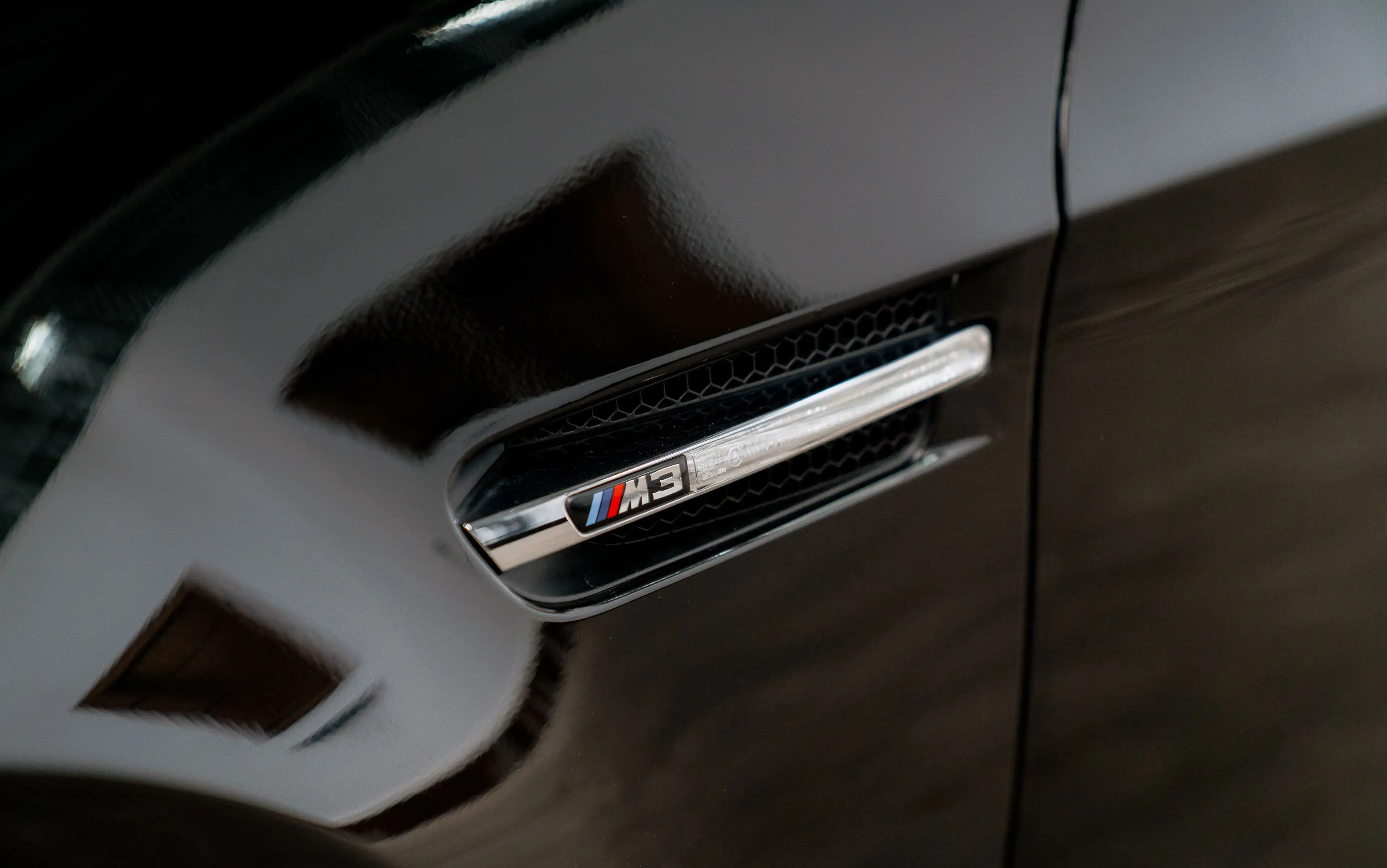 BMW M3 V8 / Manual / 1 of 281 — photo 12