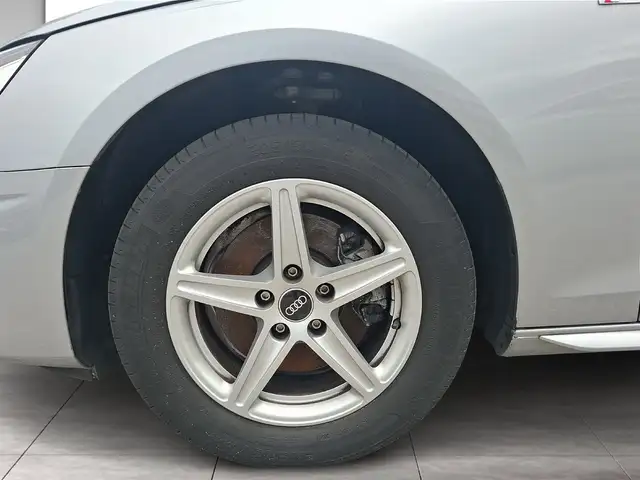 Audi A4 view 4