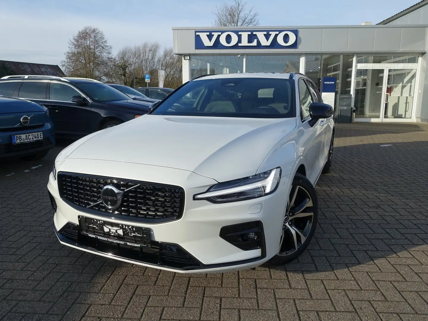 Volvo V60 Plus  B4 Mild-Hybrid/Dark/Pano/H&K/360°/BLS Weiß - 1