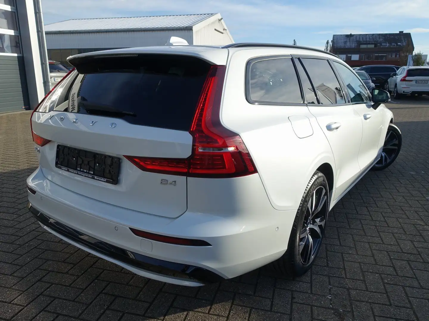 Volvo V60 Plus  B4 Mild-Hybrid/Dark/Pano/H&K/360°/BLS Weiß - 2